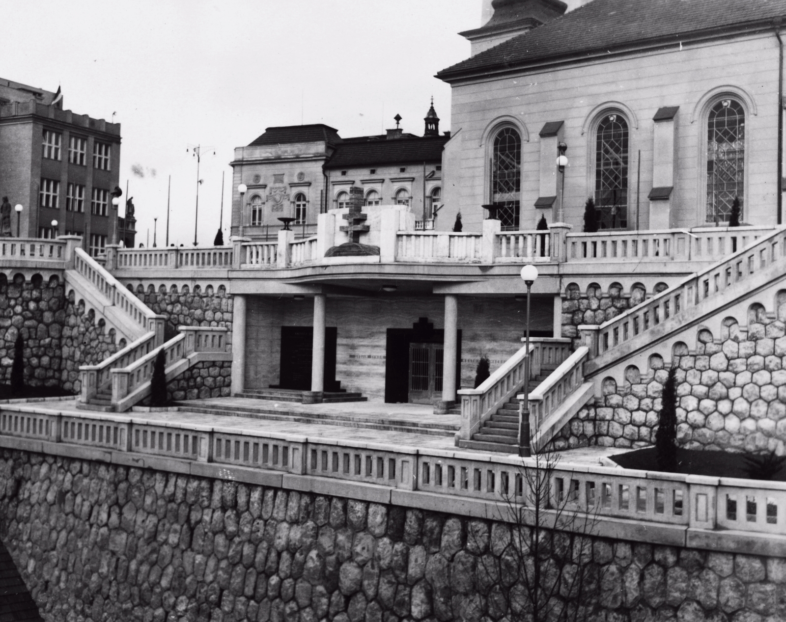 Slovakia, Ružomberok, jobbra a Szent András-templom, mögötte a Városháza., 1935, Schermann Ákos, Czechoslovakia, church, flag, public building, symbol, Fortepan #95950