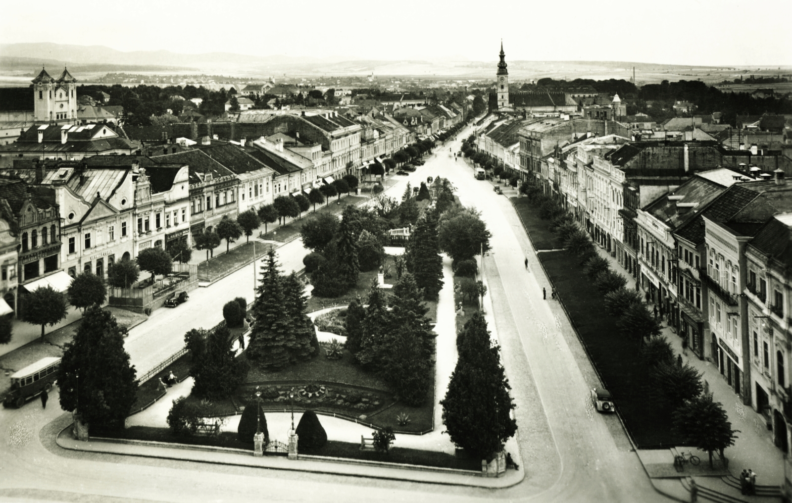 Szlovákia, Eperjes, kilátás a Szent Miklós-székesegyház tornyából a Fő utcára. Balra a ferencesek temploma, jobbra a görögkatolikus templom., 1936, Schermann Ákos, Csehszlovákia, Fortepan #95967