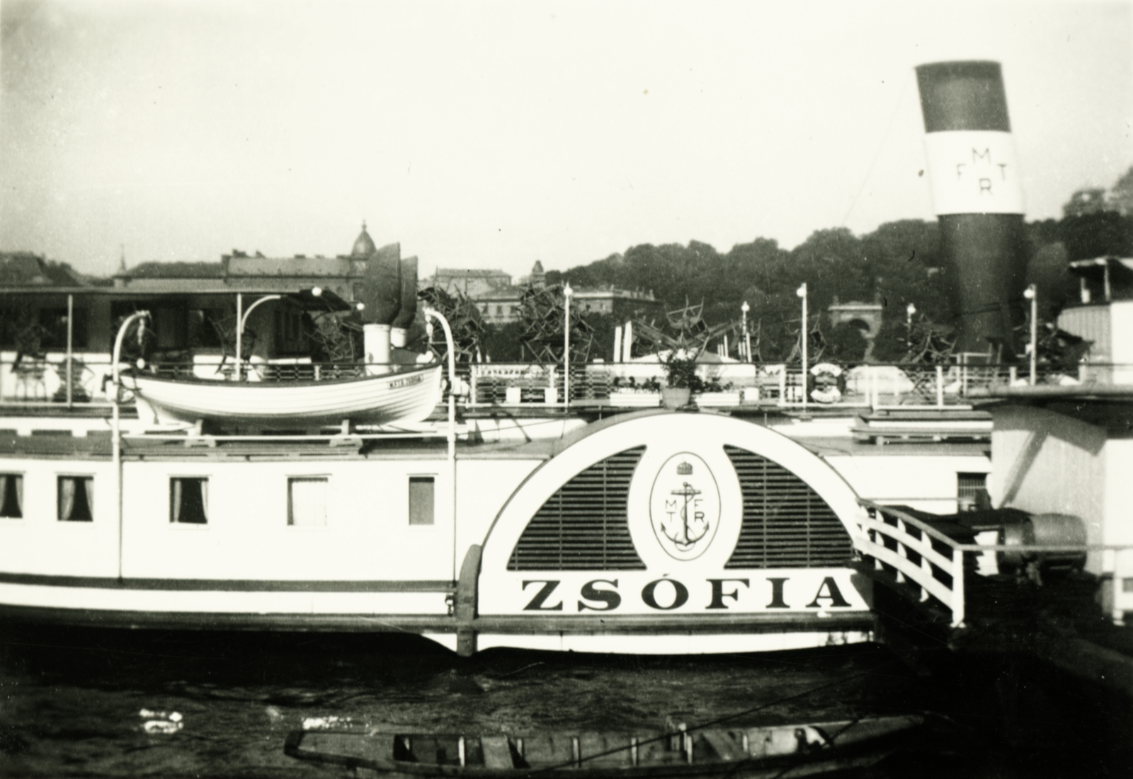 Hungary, Budapest V., Zsófia (később Szabadság) személyhajó a pesti alsó rakpartnál, háttérben a Várkert rakpart (Zita királyné út) épületei., 1941, Schermann Ákos, ship, chimney, lifeboat, steamboat, Szabadság/Zsófia/Princess Zsófia ship, Budapest, Fortepan #95973