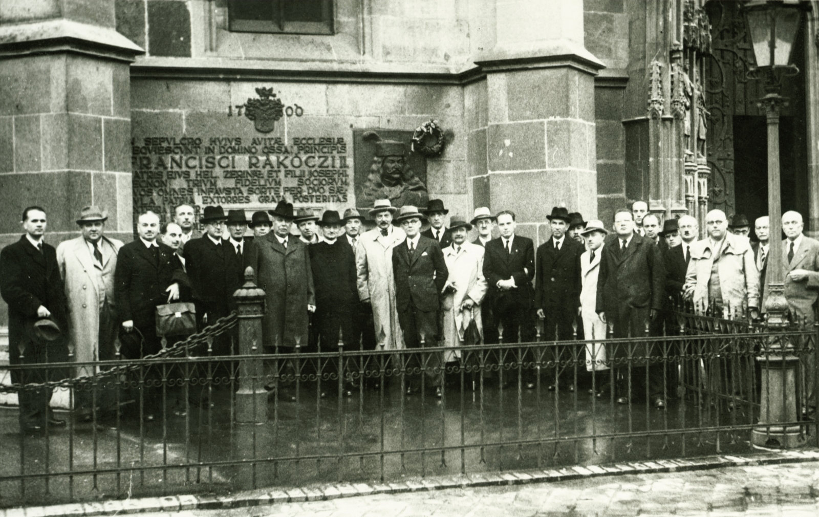 Slovakia, Košice, Fő tér (Hlavné namestie), II. Rákóczi Ferenc domborműve (Löffler Béla, 1938.) a Szent Erzsébet-főszékesegyház (Dóm) északi homlokzatán., 1939, Schermann Ákos, hat, church, tableau, lamp post, briefcase, fence, memorial plaque, Cathedral, Francis Rákóczi-portrayal, Béla Sipos-design, Vojtech Löffler-design, Fortepan #95980