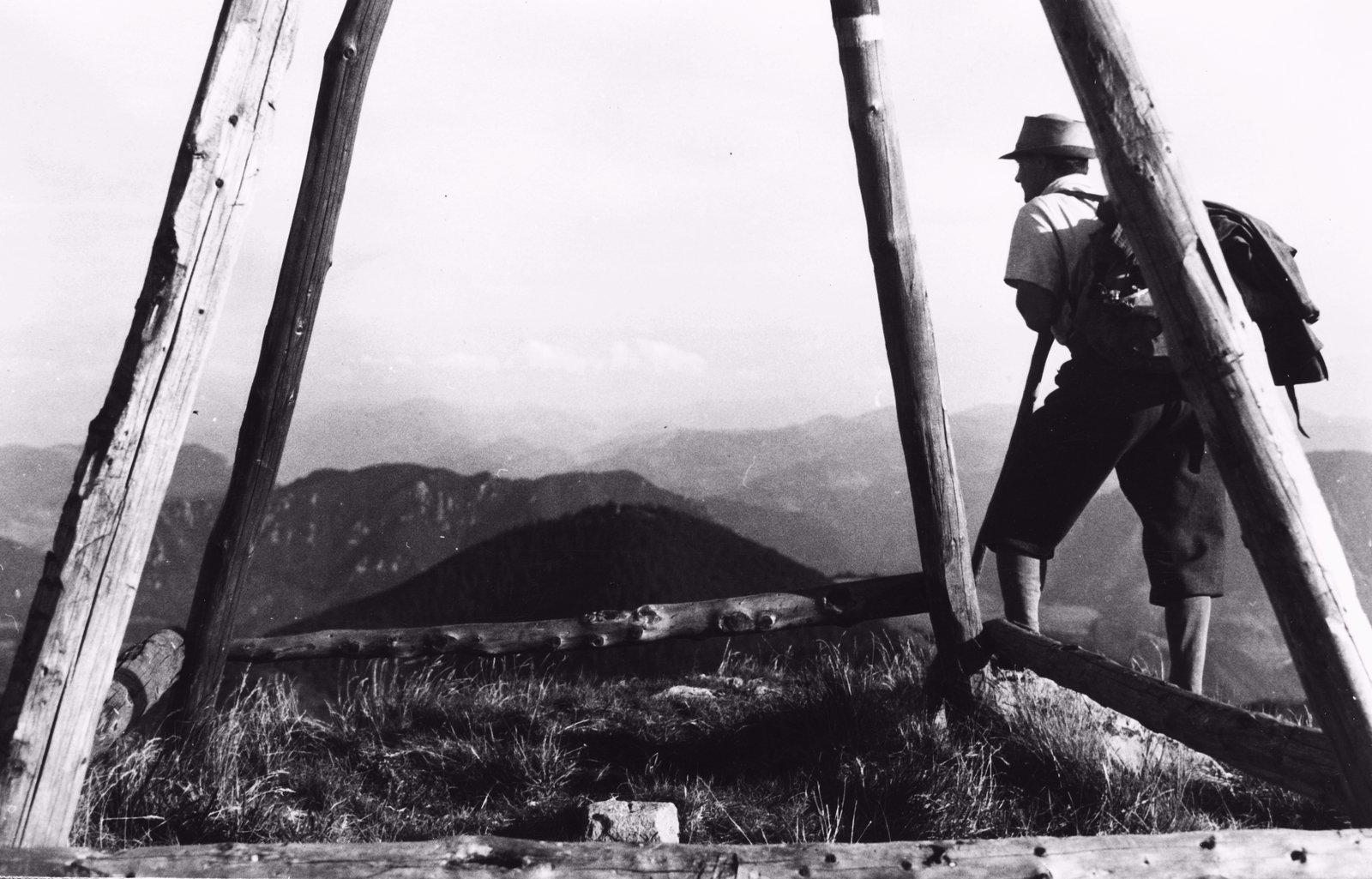 Slovakia, Kis-Fátra, délkeleti panoráma az Osnica hegyről., 1939, Schermann Ákos, breech, backpack, view, tourist, Fortepan #95981