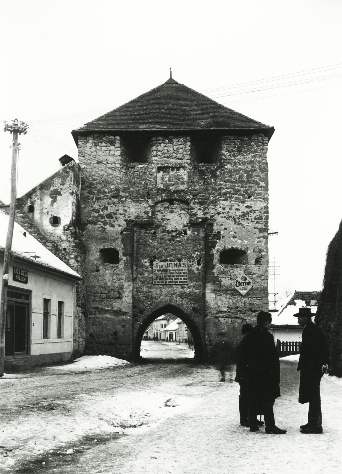 Szlovákia, Korpona, városkapu., 1930, Schermann Ákos, reklám, Csehszlovákia, cégtábla, szabóság, kaputorony, Fortepan #95995