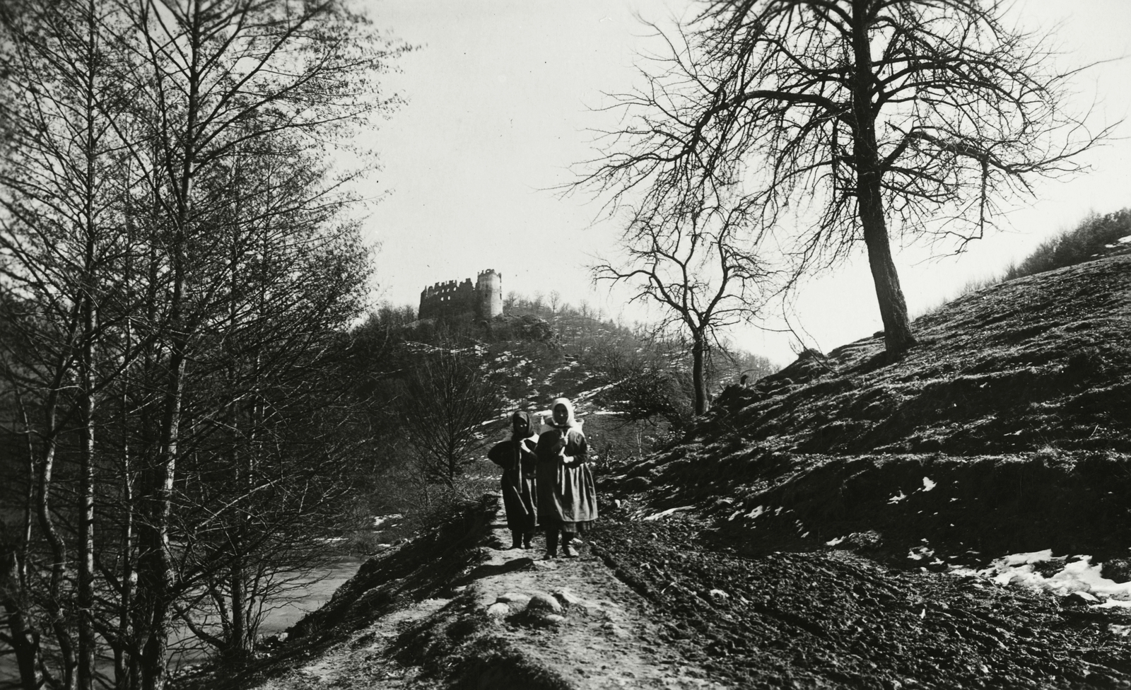 Szlovákia, Saskőváralja, a Garam folyó partja, fenn Saskő vára., 1930, Schermann Ákos, Csehszlovákia, várrom, Fortepan #96003