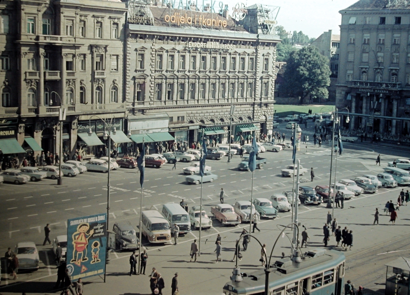 Horvátország, Zágráb, Jellasics bán tér (Trg bana Josipa Jelačića)., 1965, Fortepan, reklám, Jugoszlávia, színes, neonreklám, villamos, villamosmegálló, Fortepan #9601