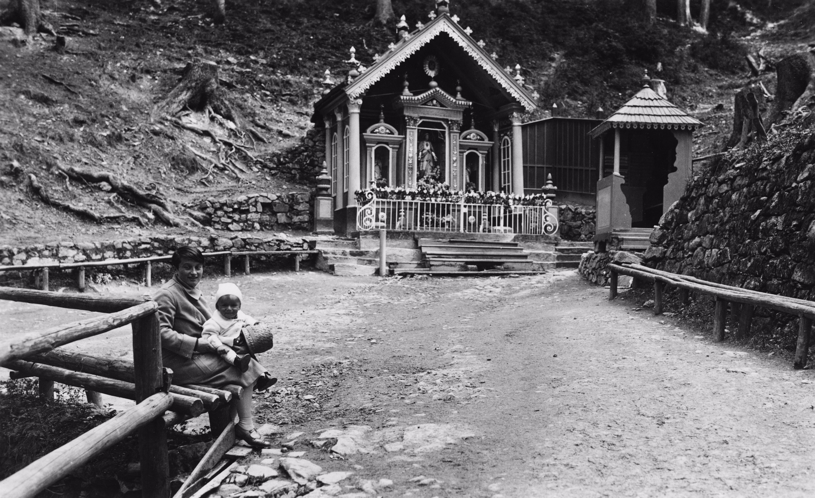 Slovakia, Staré Hory, búcsújáróhely., 1932, Schermann Ákos, Czechoslovakia, bench, chapel, pilgrimage, Fortepan #96056