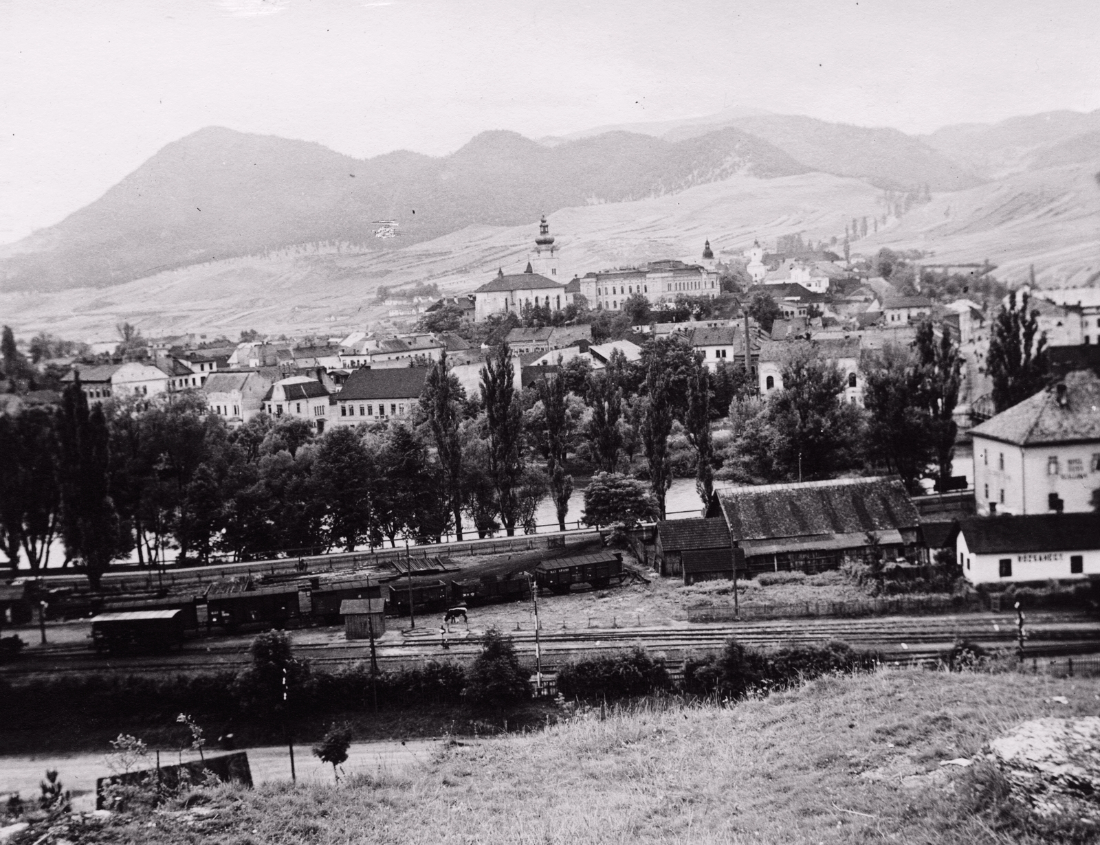 Slovakia, Ružomberok, a város látképe a Vág folyóval, előtérben a vasútállomás., 1933, Schermann Ákos, Czechoslovakia, church, train station, Fortepan #96059