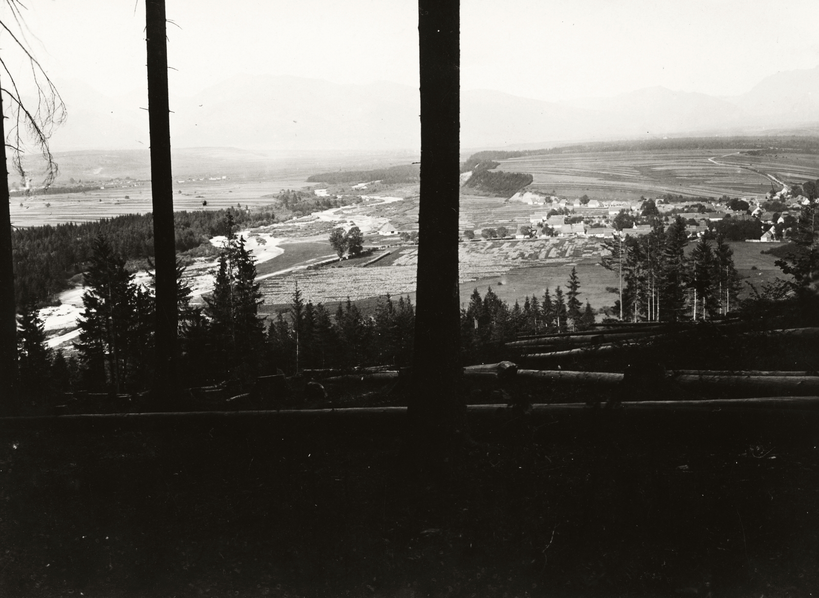 Slovakia, Liptovský Hrádok, balra a Béla (Belá) folyó, jobbra az egykori önálló falu, Dovalló (Dovalovo), ma a város része., 1933, Schermann Ákos, Czechoslovakia, Fortepan #96060