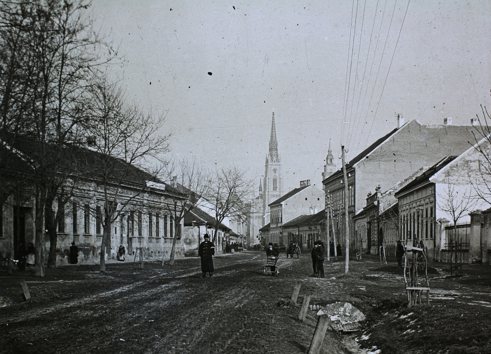 Szerbia, Újvidék, Rákóczi Ferenc utca (később Pozorišni trg ), háttérben a Szűz Mária Szent Neve-templom (Crkva imena Marijinog)., 1914, Schermann Ákos, templom, utcakép, katolikus, neogótika, Molnár György-terv, Fortepan #96068