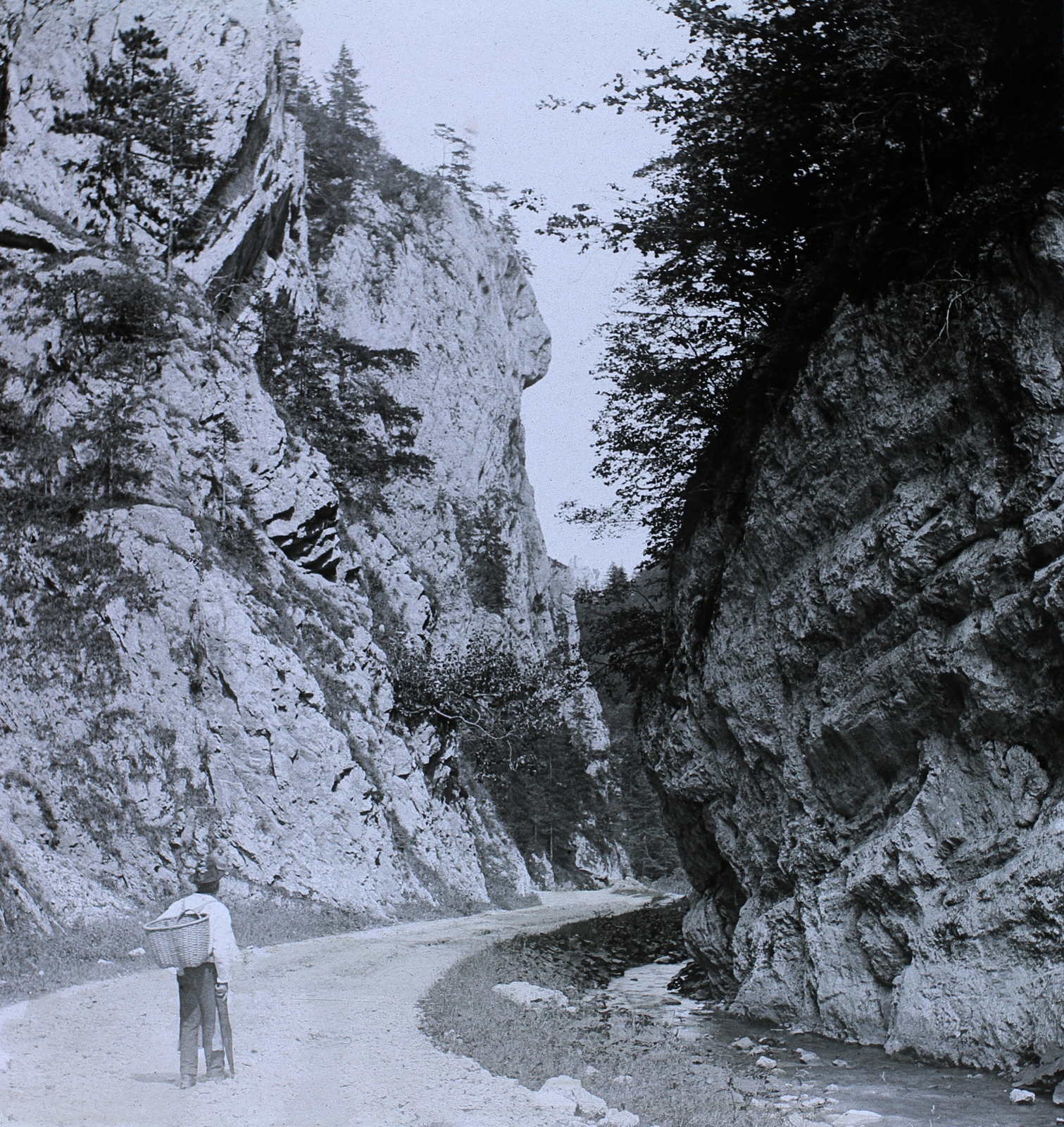 Austria, Breitenstein, Adlitzgraben Strasse., 1905, Schermann Ákos, backpacks basket, rock, Fortepan #96100