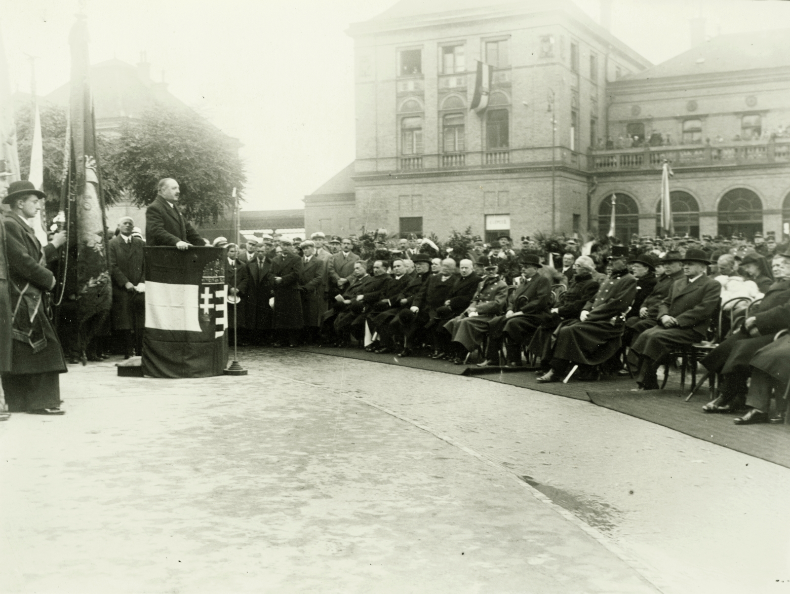 Hungary, Pécs, Indóház tér. Az I. világháború vasutas hősi emlékművének leleplezése, beszél Neÿ Ákos MÁV-igazgató, a Hadviselt Magyar Vasutasok Országos Szövetségének elnöke. A felvétel 1938. október 30-án készült., 1938, Buzinkay Géza, Fortepan #96113