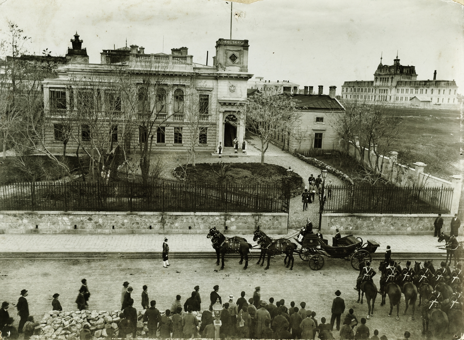 Bulgaria, Sofia, Felszabadító cár körút 11., az Osztrák–Magyar Monarchia nagykövetsége. A kapuban elöl Jeszenszky Lajos osztrák-magyar attasé., 1900, Buzinkay Géza, castle, carriage, crest, soldier, rider, Austro-Hungarian Empire, Fortepan #96122