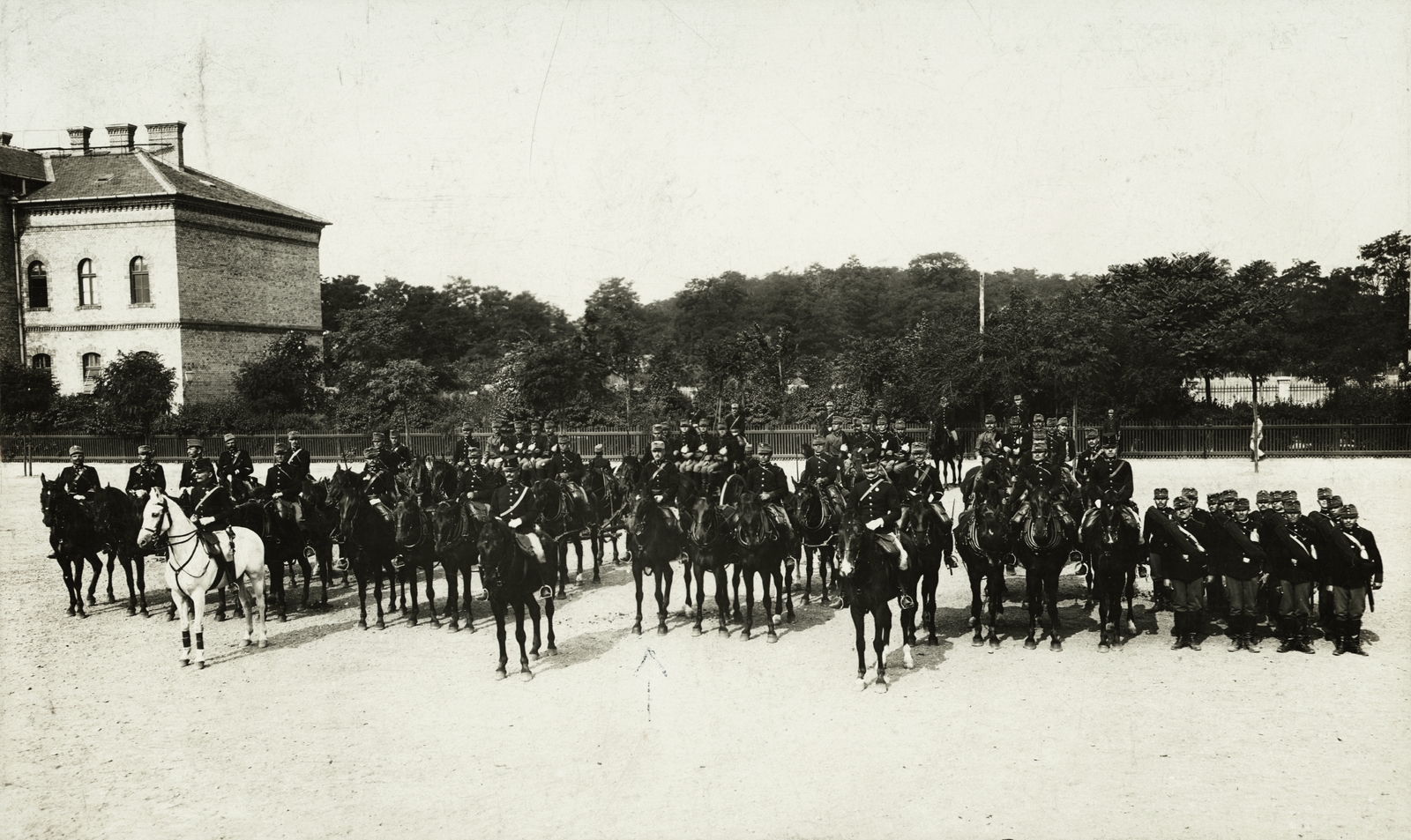 Magyarország, Budapest XIV., Hungária körút, IV. hadtest tűzérségi laktanyája, a tarack ezred önkénteseinek díszszemléje., 1904, Buzinkay Géza, katona, Budapest, Fortepan #96123