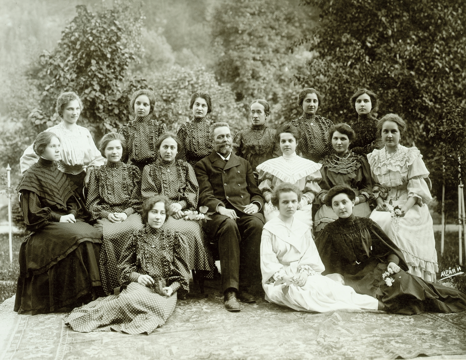 Slovakia, Banská Bystrica, a Felsőbb Leányiskola végzős növendékei., 1905, Buzinkay Géza, class photo, Fortepan #96131