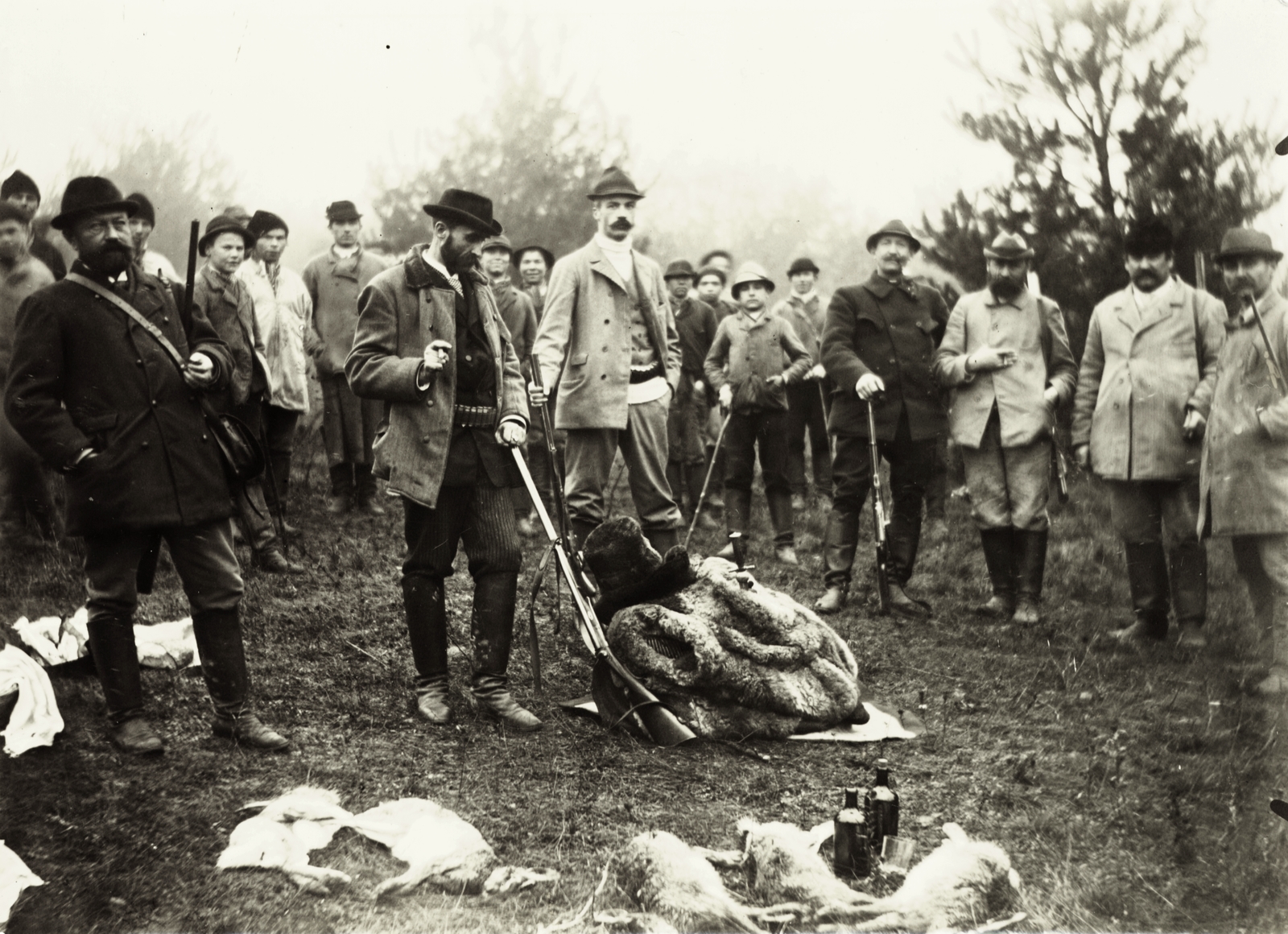 Szlovákia, Csejte, vadásztársaság, középen Jeszenszky Lajos osztrák-magyar attasé., 1900, Buzinkay Géza, kalap, férfiak, vadász, vadászat, teríték, puska, vadásztáska, duplacsövű vadászpuska, Fortepan #96135