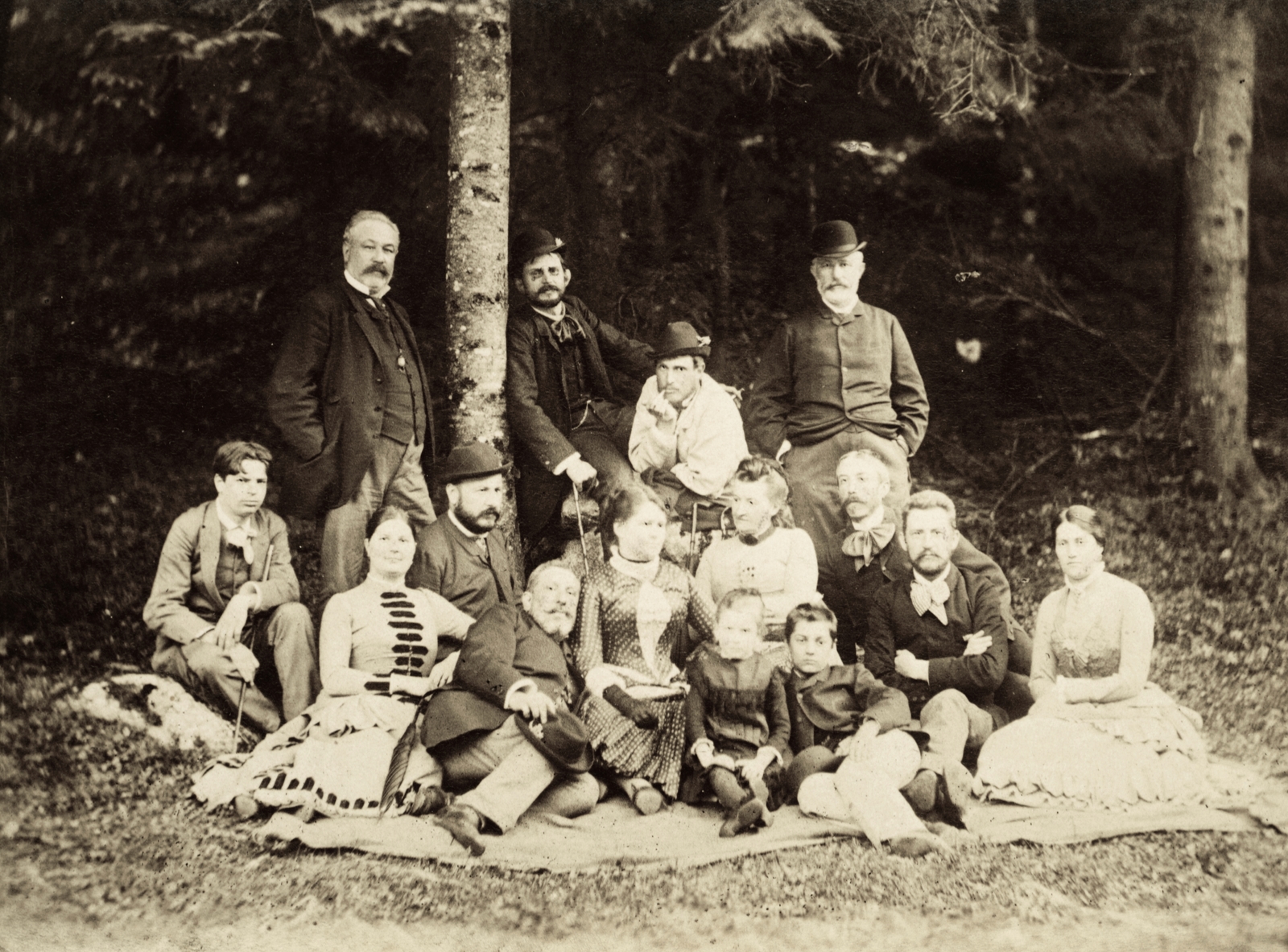 Szlovákia, Besztercebánya, piknikező társaság a város környéki erdőszélén. A felvétel az 1880-as években készült., 1900, Buzinkay Géza, kalap, kirándulás, csoportkép, nők, férfiak, sétabot, társaság, zsebredugott kéz, kalap térden, Fortepan #96138