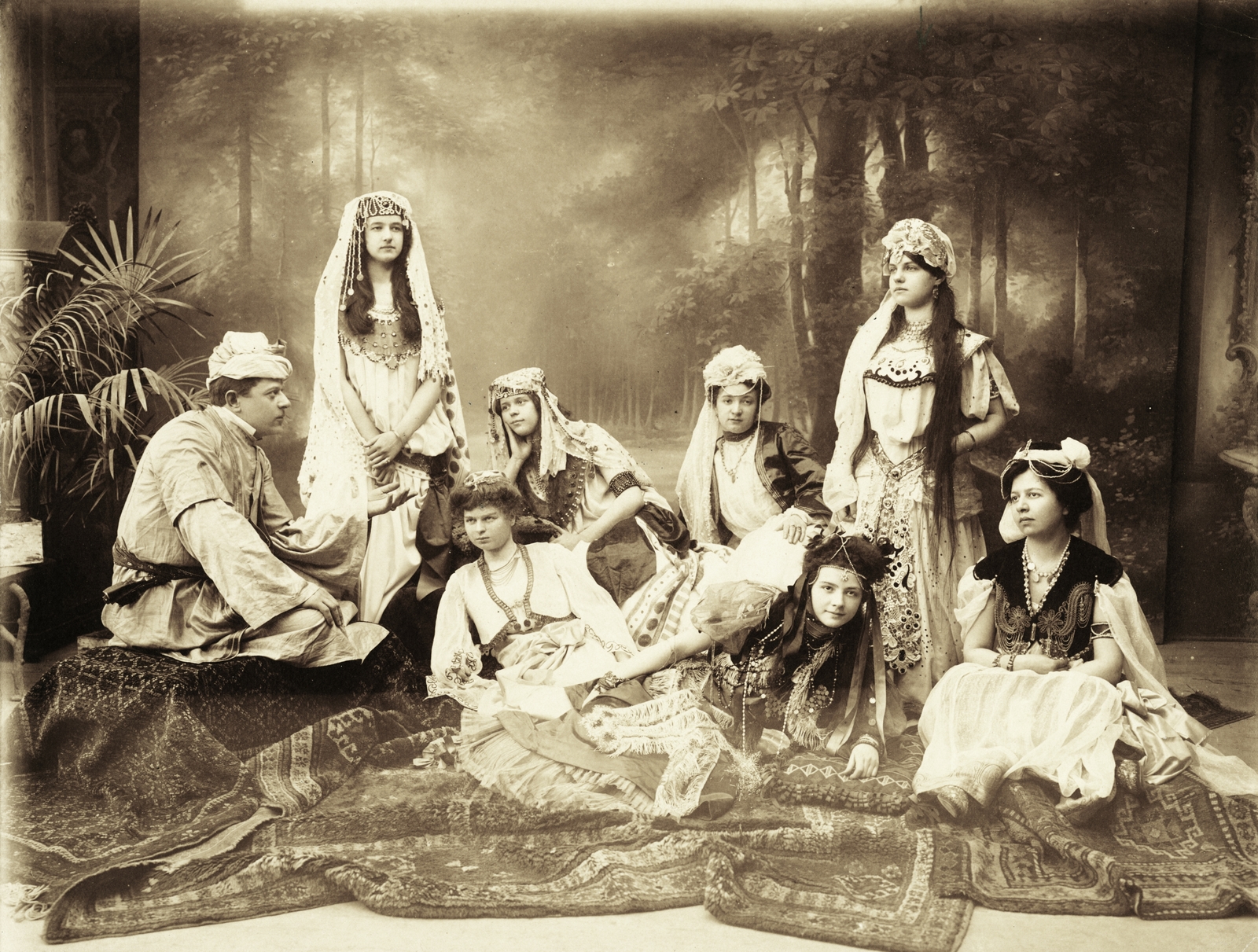 Slovakia, Banská Bystrica, hárem, élőkép., 1907, Buzinkay Géza, carpet, costume, studio, Fortepan #96141