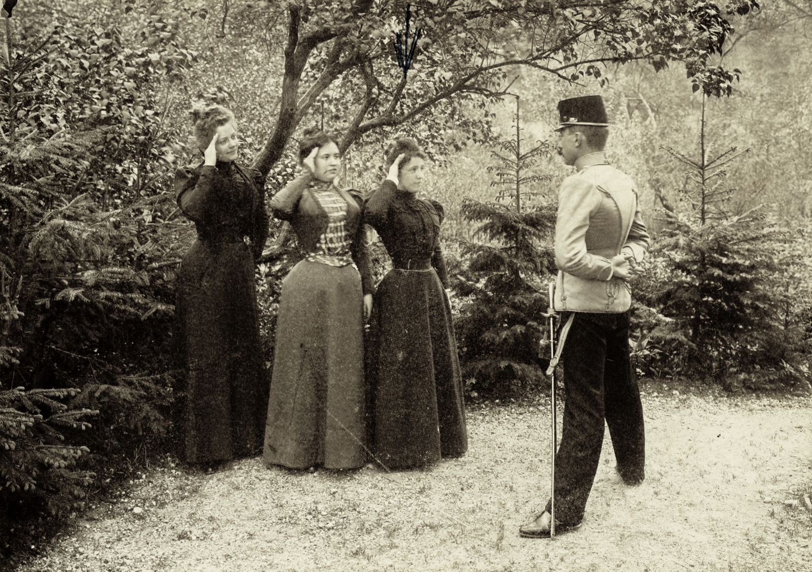 Slovakia, Čachtice, "hölgyek kiképzése"., 1900, Buzinkay Géza, uniform, jesting, soldier, salute, sword, lady, shako, officer, spreading, hands behind the back, three people, Fortepan #96146