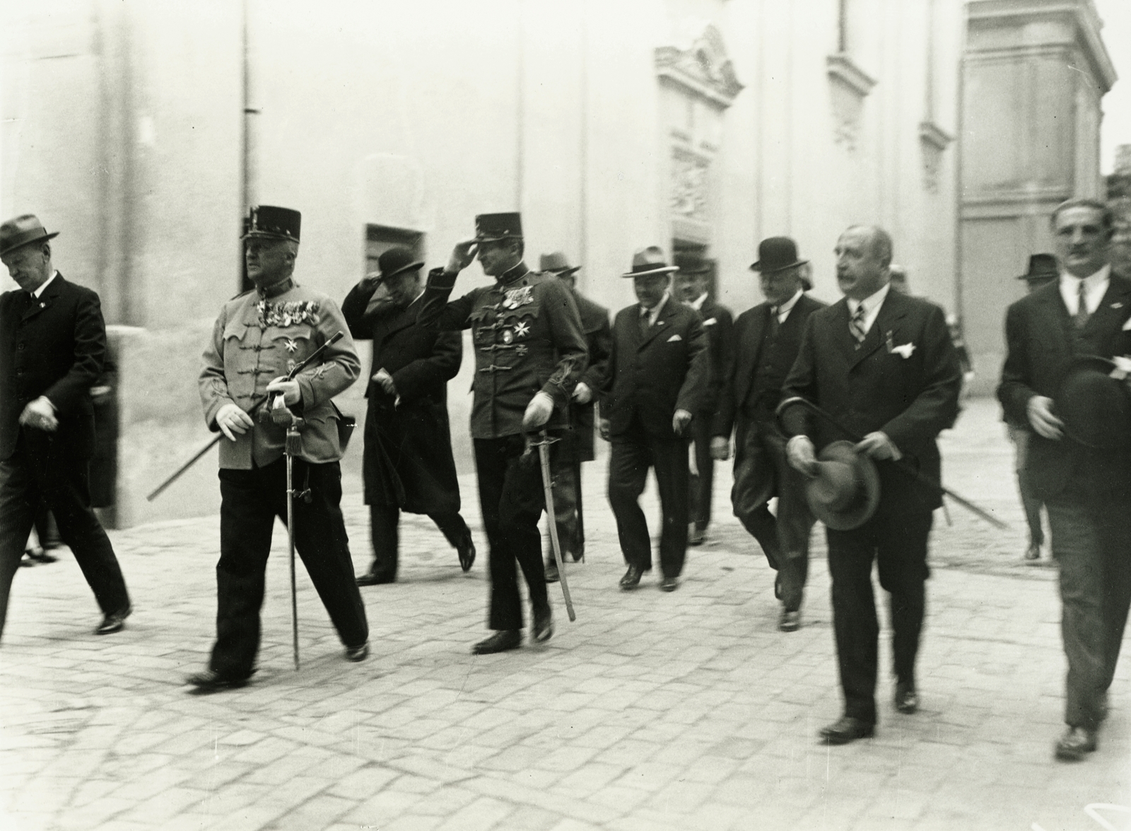 Hungary, Kiskunfélegyháza, elöl József főherceg, mögötte József Ferenc főherceg, jobbról a második Neÿ Géza Pest-Pilis-Solt-Kiskun vármegye főjegyzője. Háttérben a Sarlós Boldogasszony-templom. A felvétel az első „Félegyházi Nap“ rendezvénye alkalmával készült.
, 1934, Buzinkay Géza, celebrity, hat, uniform, genre painting, bowler hat, medal, salute, sword, cobblestones, hat in hand, touching the brim of a hat, Fortepan #96148