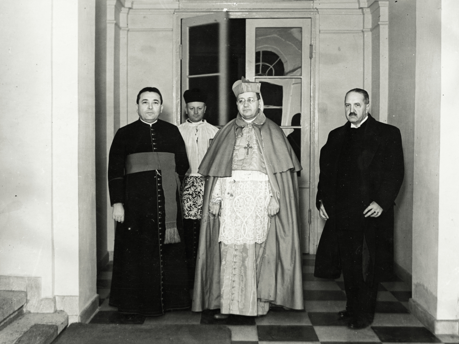 Hungary, Budapest I., Országház utca 14., a budavári római katolikus egyházközség kultúrtermének avatása a plébánián 1942. december 13-án. Balról: Kátay Béla plébános, Serédi Jusztinián hercegprímás és Neÿ Ákos, az egyházközség világi elnöke., 1942, Buzinkay Géza, Budapest, Fortepan #96159