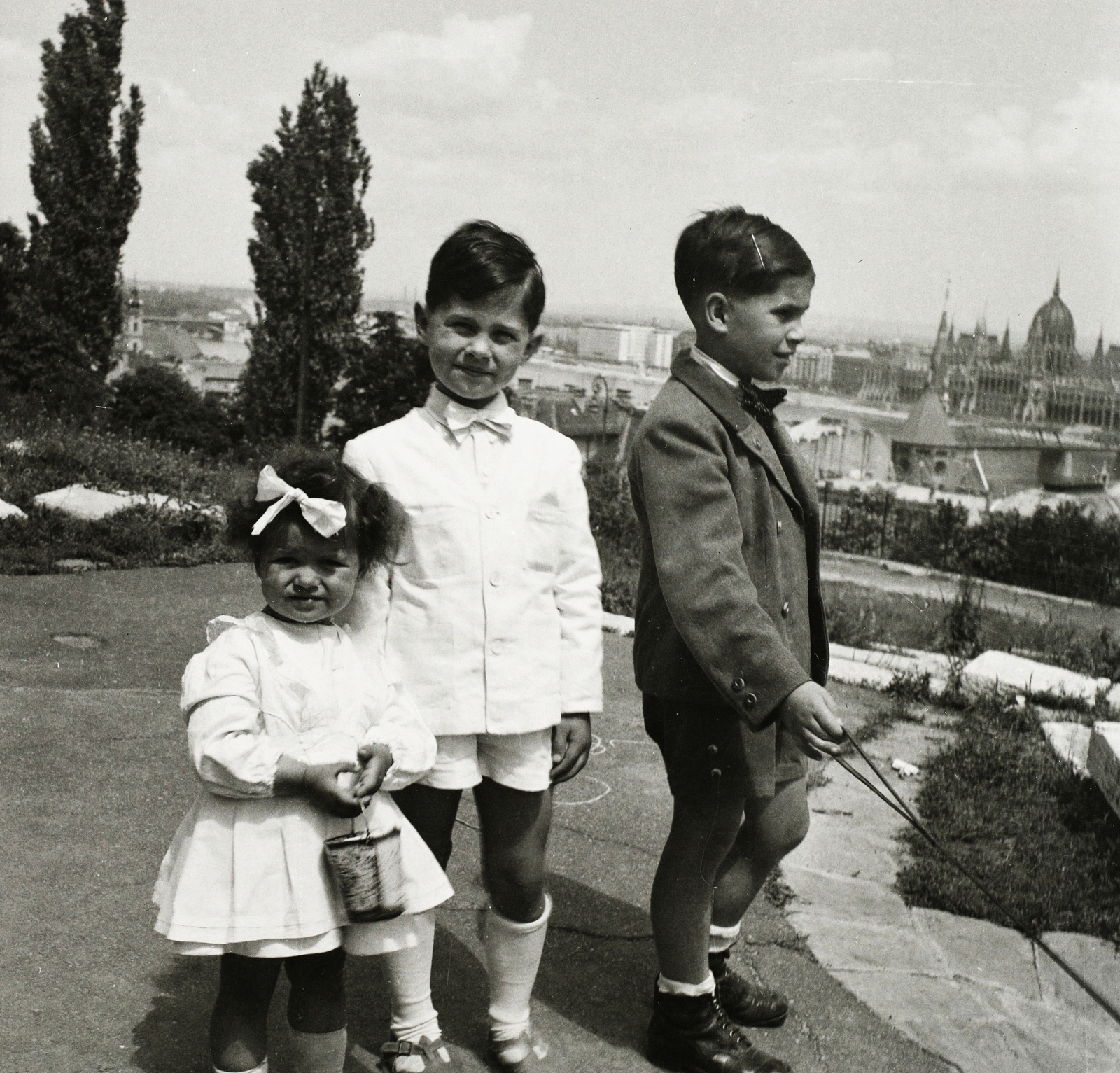 Hungary, Budapest I., a Jezsuita lépcső felső szakasza, háttérben a Kossuth híd és a Parlament., 1951, Buzinkay Géza, kids, parliament, Budapest, Fortepan #96166