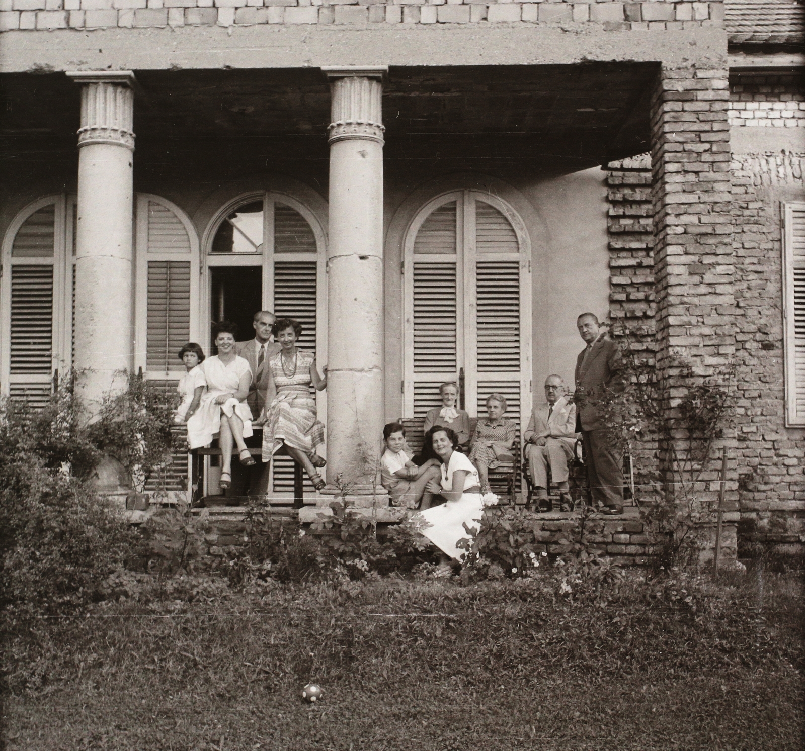 Hungary, Budapest, 1955, Buzinkay Géza, photo aspect ratio: square, family, venetian blind, pillar, generations, Fortepan #96167