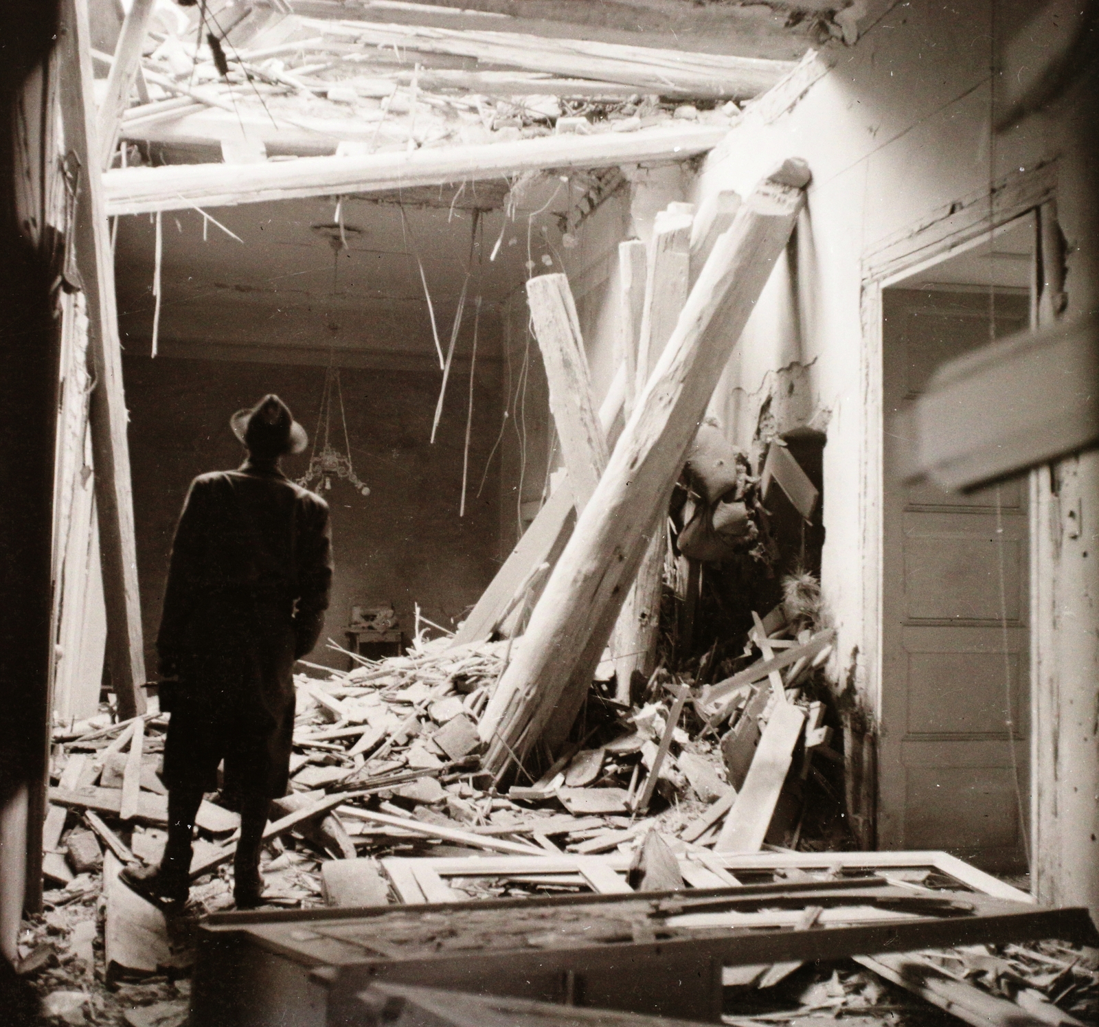 Hungary, Budapest I., Úri utca 19., Neÿ Ákos MÁV-igazgató találatott kapott lakása., 1945, Buzinkay Géza, war damage, damaged building, Budapest, beam, Fortepan #96168