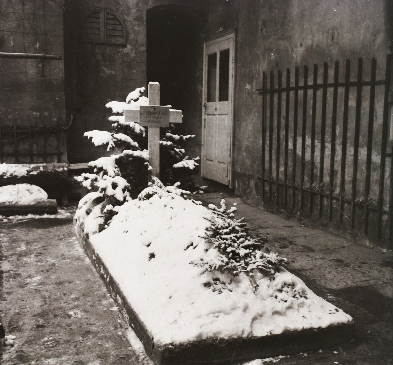 Hungary, Budapest I., az Úri utca 19. udvara., 1945, Buzinkay Géza, Budapest, pine branch, snow, grave, Fortepan #96170