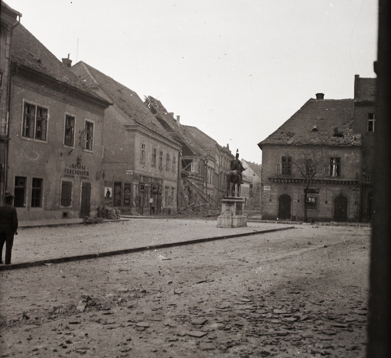 Hungary, Budapest I., Úri utca a Szentháromság utcai kereszteződésnél, középen Hadik András lovasszobra., 1945, Buzinkay Géza, damaged building, horse sculpture, Budapest, András Hadik-portrayal, Fortepan #96172