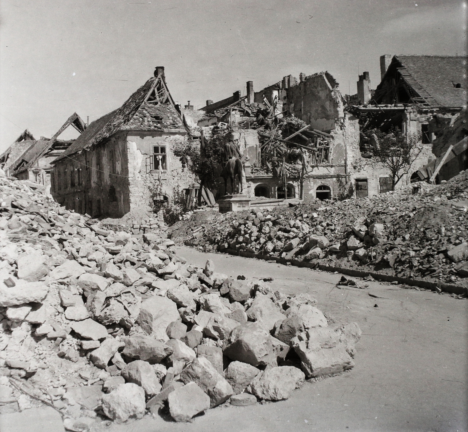 Hungary, Budapest I., Úri utca - Szentháromság utca sarok, középen Hadik András lovasszobra., 1945, Buzinkay Géza, war damage, damaged building, horse sculpture, Budapest, András Hadik-portrayal, Fortepan #96173