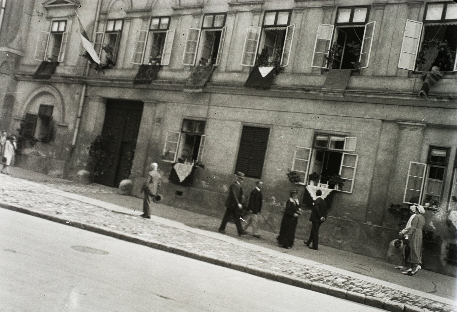 Hungary, Budapest I., Úri utca 19., feldíszítve az úrnapi körmenetre., 1932, Buzinkay Géza, flag, pedestrian, street view, genre painting, Budapest, Fortepan #96175