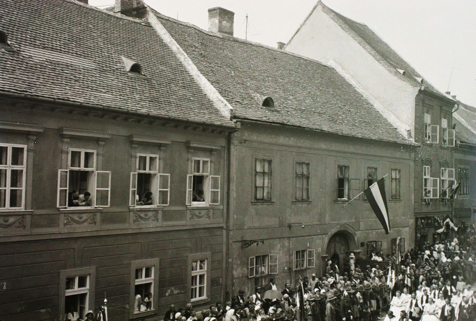 Hungary, Budapest I., Úri utca, középen a 24. számú ház. Szent Jobb körmenet., 1932, Buzinkay Géza, flag, street view, Budapest, Fortepan #96178