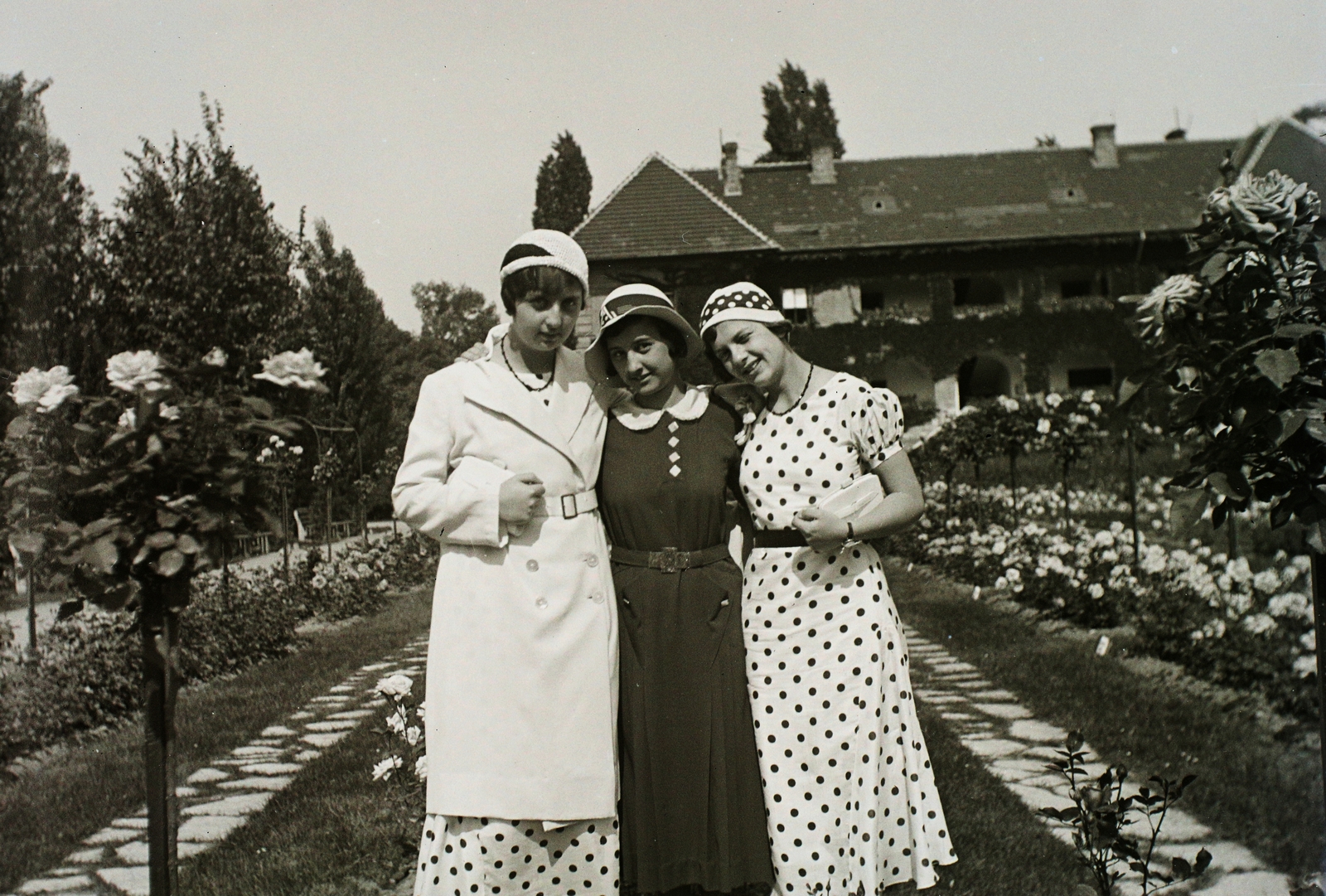 Hungary, Margit Islands, Budapest, balra Neÿ Klára, jobbra Neÿ Katalin., 1932, Buzinkay Géza, fashion, hat, garden, tableau, flower, summer, lady, rose, Fortepan #96180