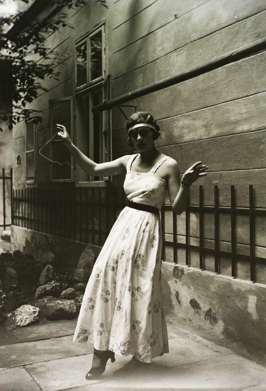 Hungary, Budapest I., az Úri utca 19. udvara., 1932, Buzinkay Géza, portrait, yard, posture, lady, Budapest, dance, Fortepan #96181