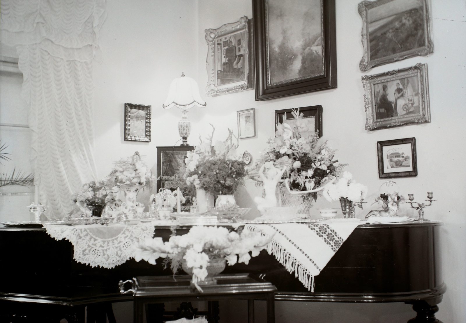 Hungary, Budapest I., Úri utca 19., 1940, Buzinkay Géza, light, flower, painting, piano, wall picture, china, Budapest, Porcelain factory of Hollóháza, Fortepan #96199