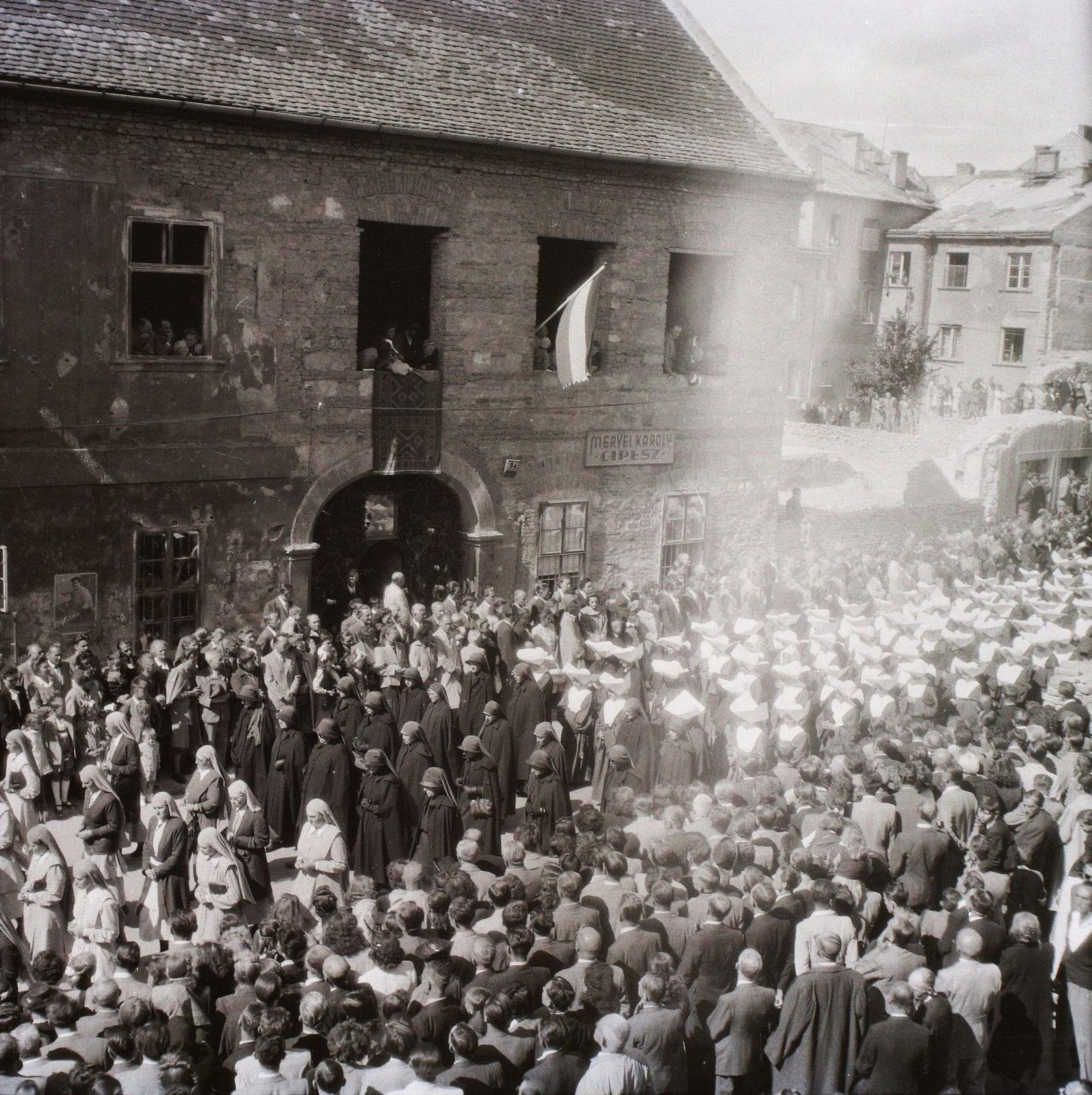 Hungary, Budapest I., Úri utca 24, háttérben a Szentháromság utca házai. Szent Jobb körmenet., 1949, Buzinkay Géza, Budapest, procession, Catholic Church, Fortepan #96203