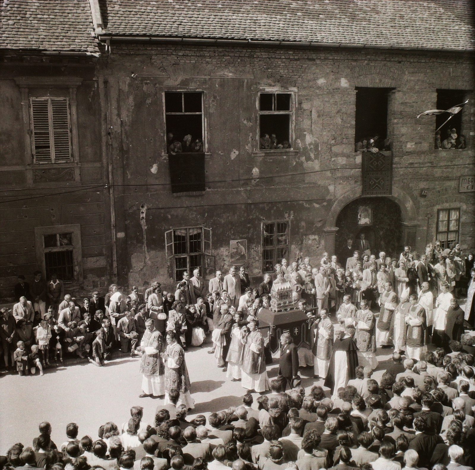 Hungary, Budapest I., Úri utca 24. Szent Jobb körmenet., 1949, Buzinkay Géza, Budapest, procession, Catholic Church, Fortepan #96204