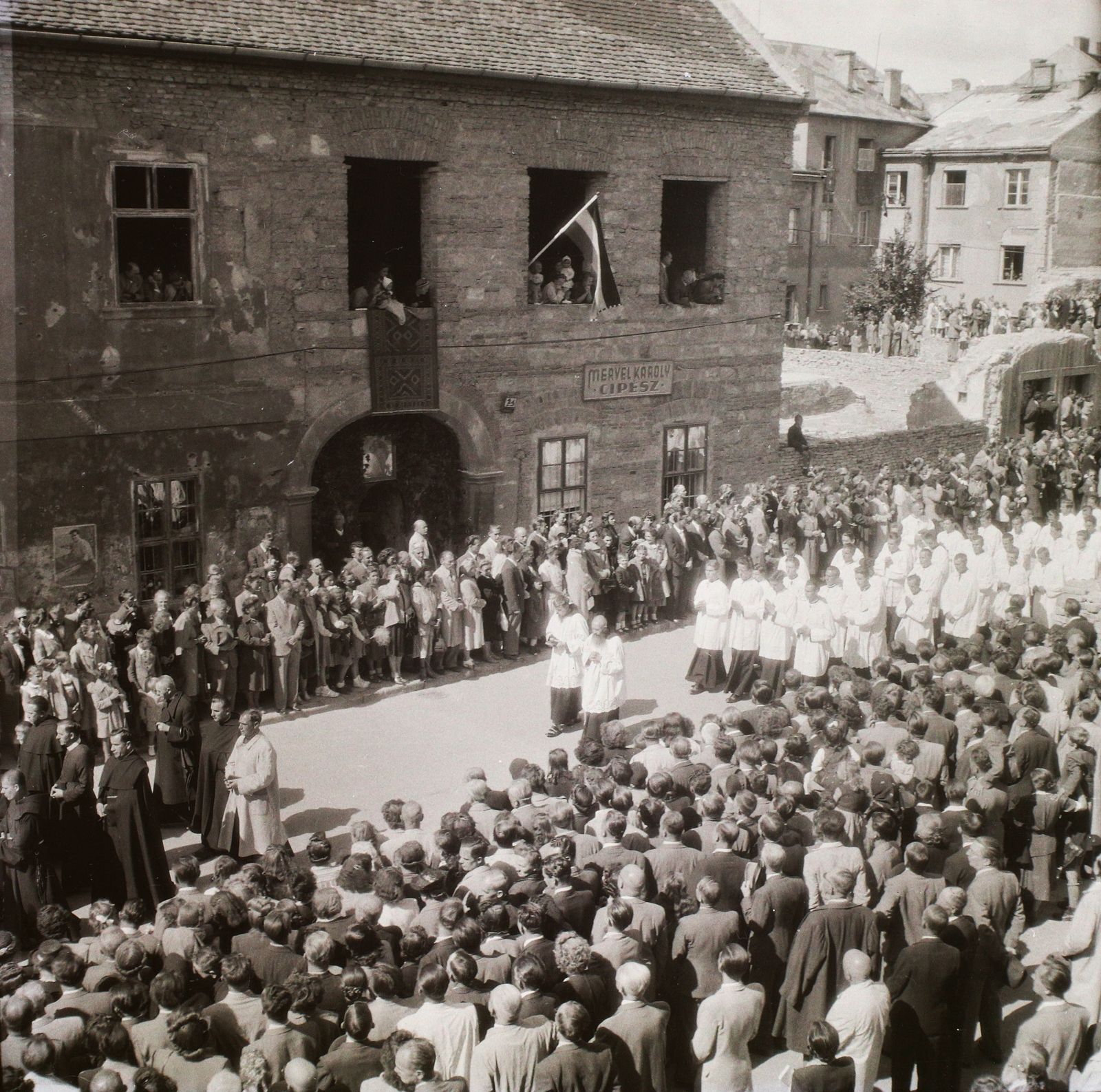 Hungary, Budapest I., Úri utca 24, háttérben a Szentháromság utca házai. Szent Jobb körmenet., 1949, Buzinkay Géza, Budapest, procession, Fortepan #96206