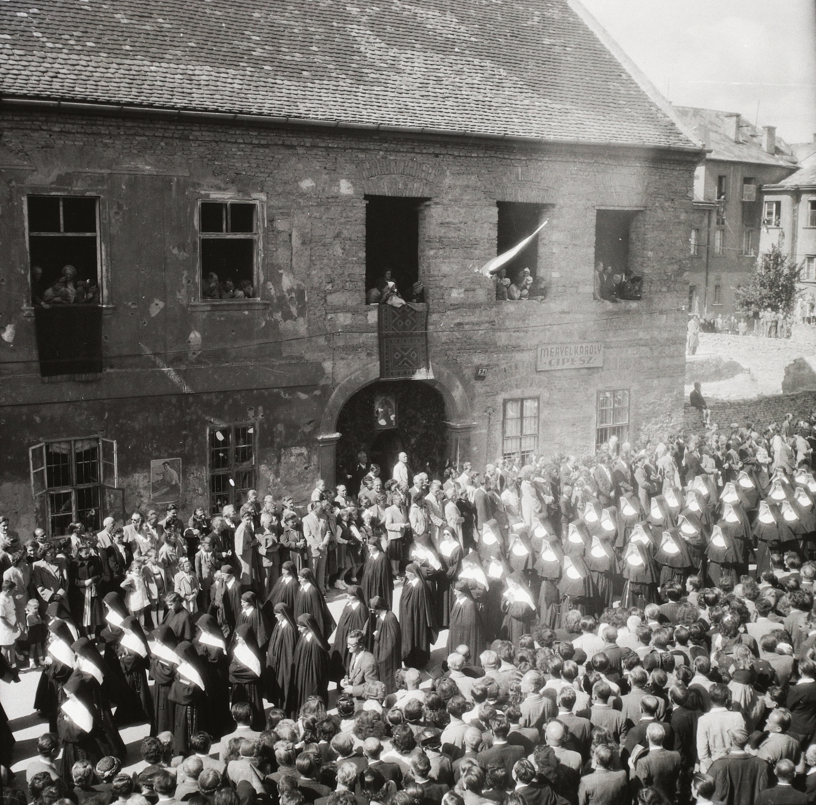 Hungary, Budapest I., Úri utca 24, háttérben a Szentháromság utca házai. Szent Jobb körmenet., 1949, Buzinkay Géza, Budapest, procession, Fortepan #96208
