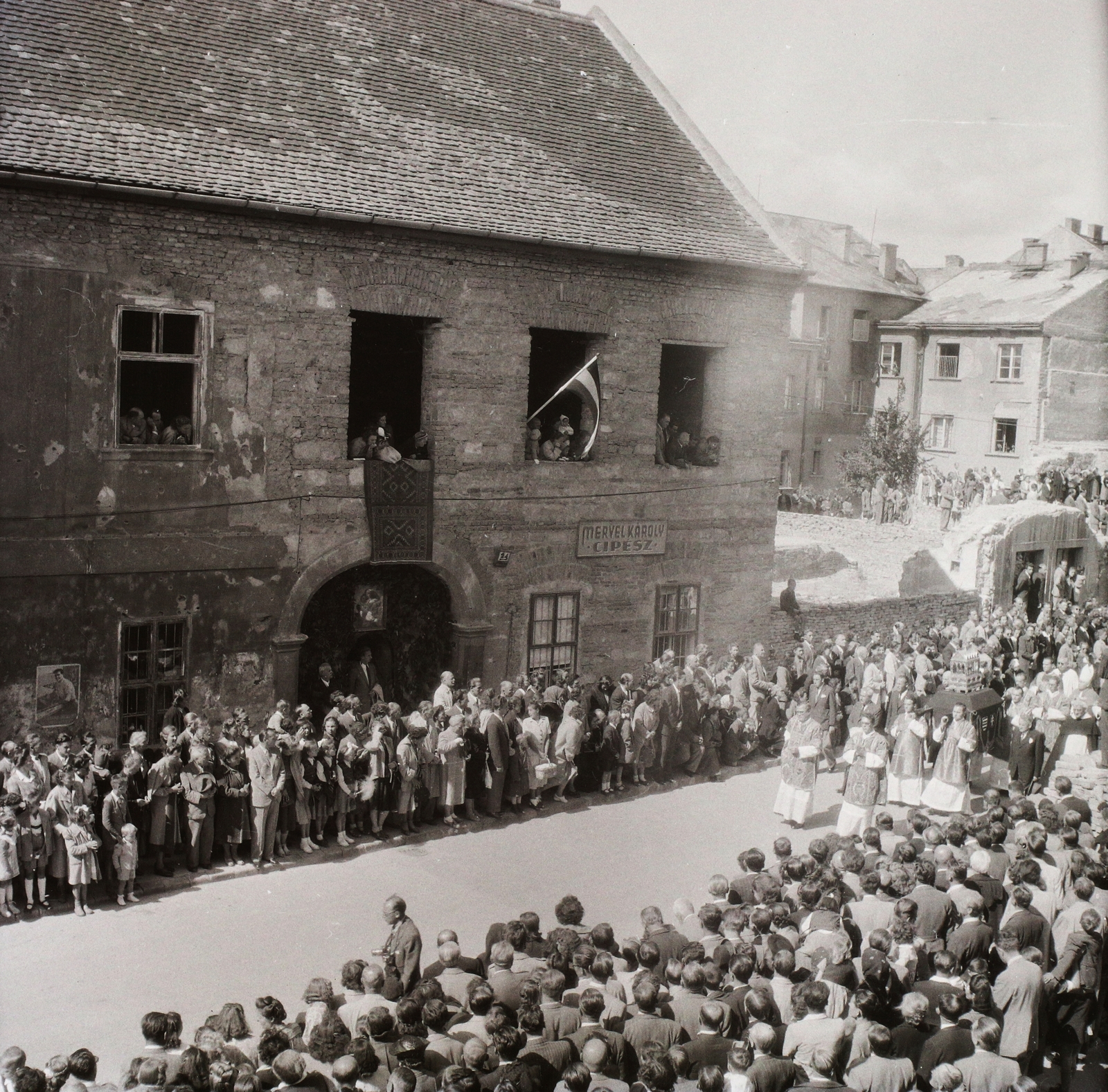 Hungary, Budapest I., Úri utca 24, háttérben a Szentháromság utca házai. Szent Jobb körmenet., 1949, Buzinkay Géza, Budapest, procession, Fortepan #96209