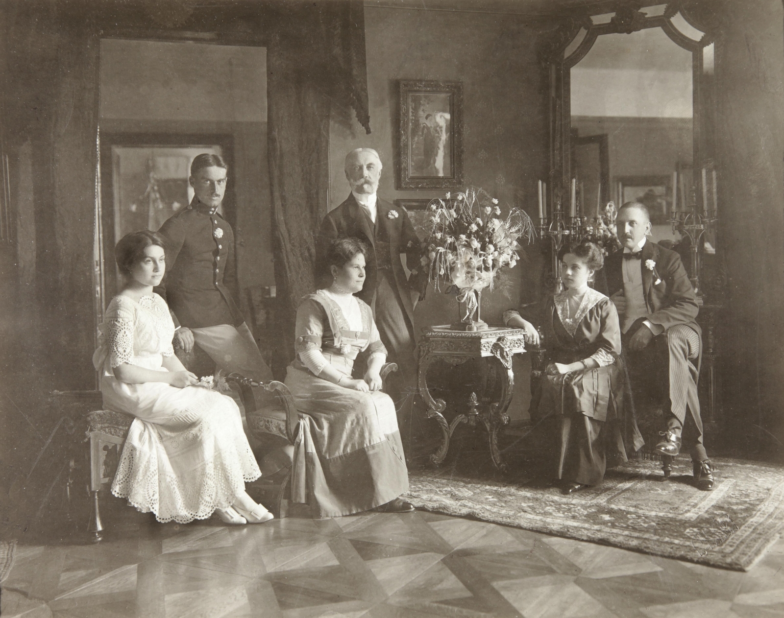 Slovakia, Banská Bystrica, a Jeszenkszky-család tagjai és jobbra Neÿ Ákos a Duna-Száva-Adria Vasút későbbi igazgatója., 1915, Buzinkay Géza, interior, bouquet, Fortepan #96219
