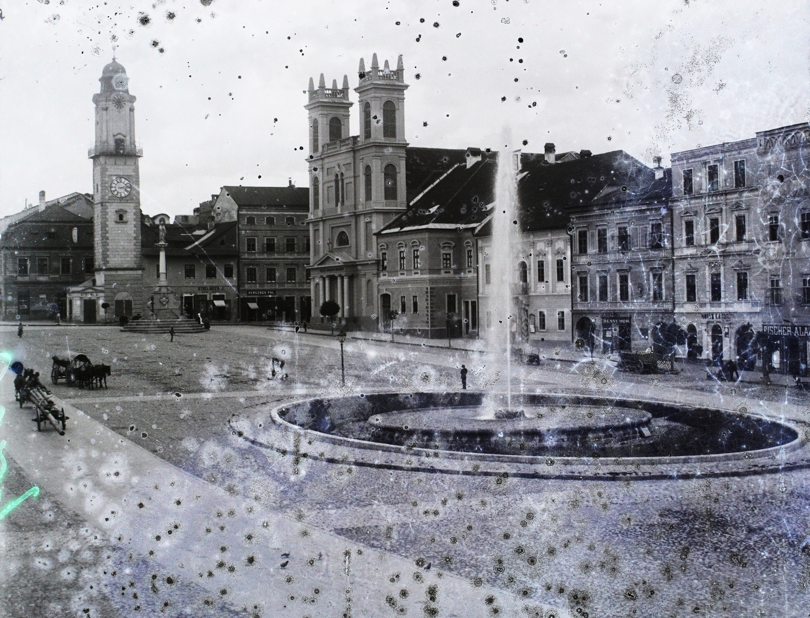 Szlovákia, Besztercebánya, Szlovák Nemzeti Felkelés (Slovenského národného povstania) tér (IV. Béla király tér), szemben az Óratorony, jobbra a Xavéri Szent Ferenc-székesegyház., 1906, Magyar Földrajzi Múzeum / Erdélyi Mór cége, szökőkút, tér, toronyóra, sérült kép, óratorony, Fortepan #96236