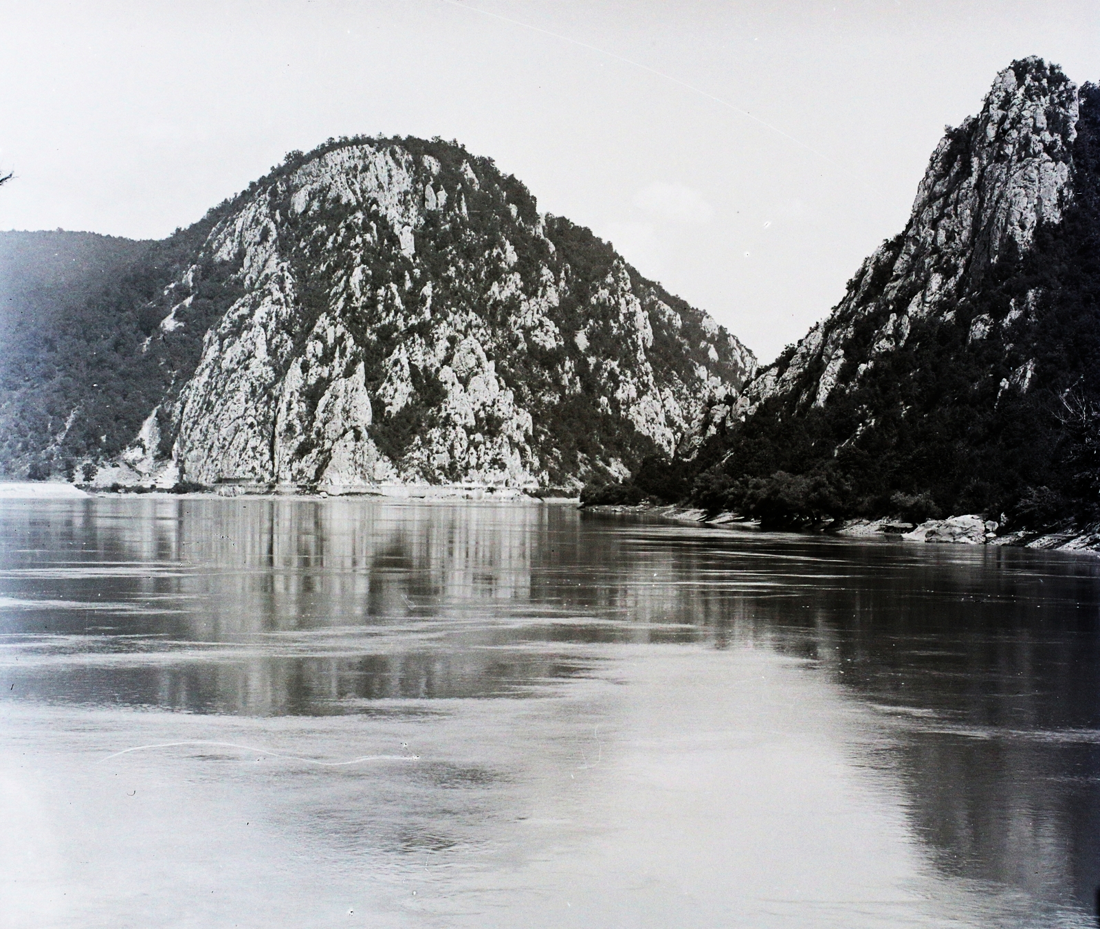 Románia, Al-Duna, Kazán-szoros., 1904, Magyar Földrajzi Múzeum / Erdélyi Mór cége, hegy, vízpart, Fortepan #96248