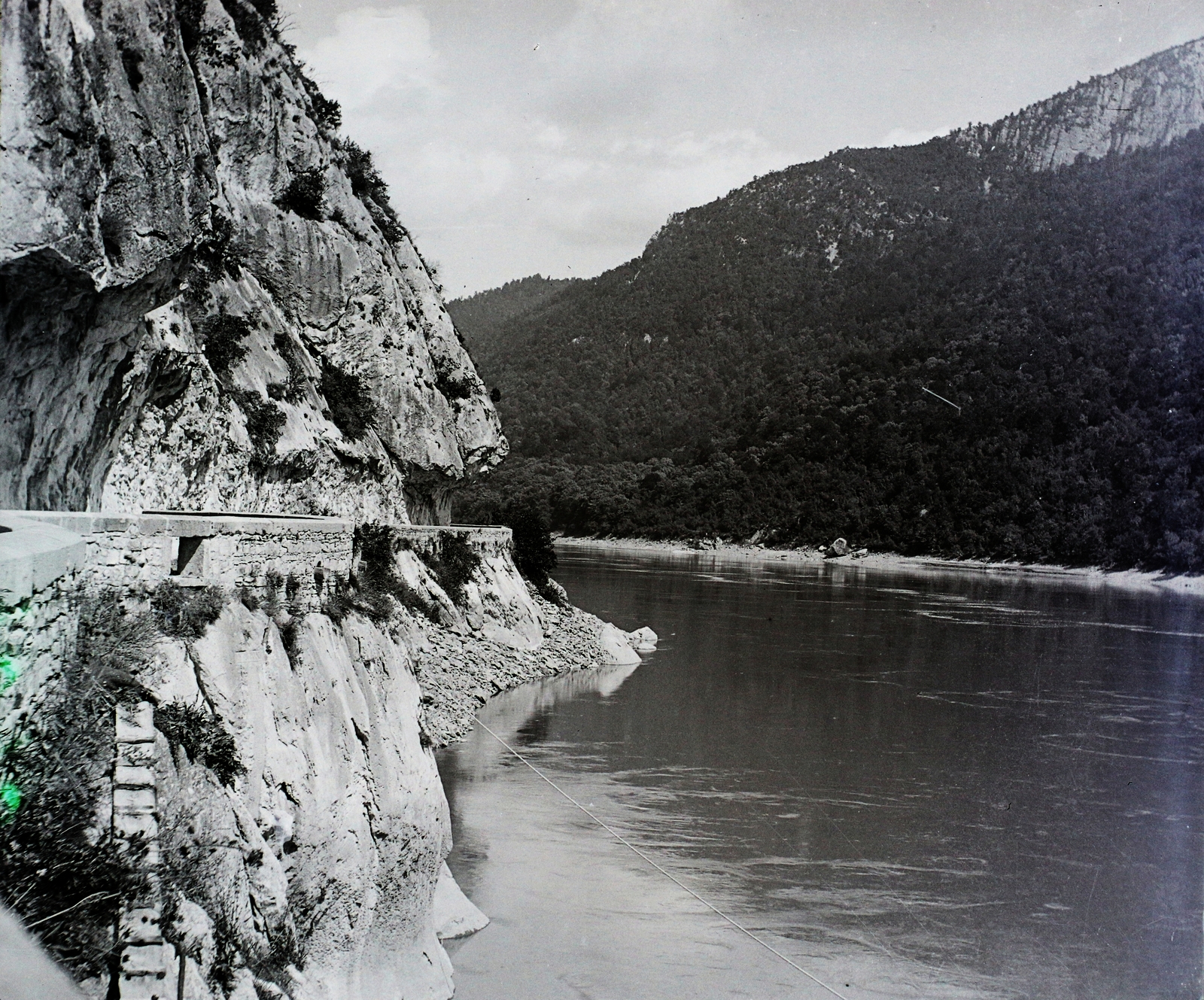 Romania, Aldebrő, Kazán-szoros., 1904, Magyar Földrajzi Múzeum / Erdélyi Mór cége, shore, hillside, Fortepan #96249