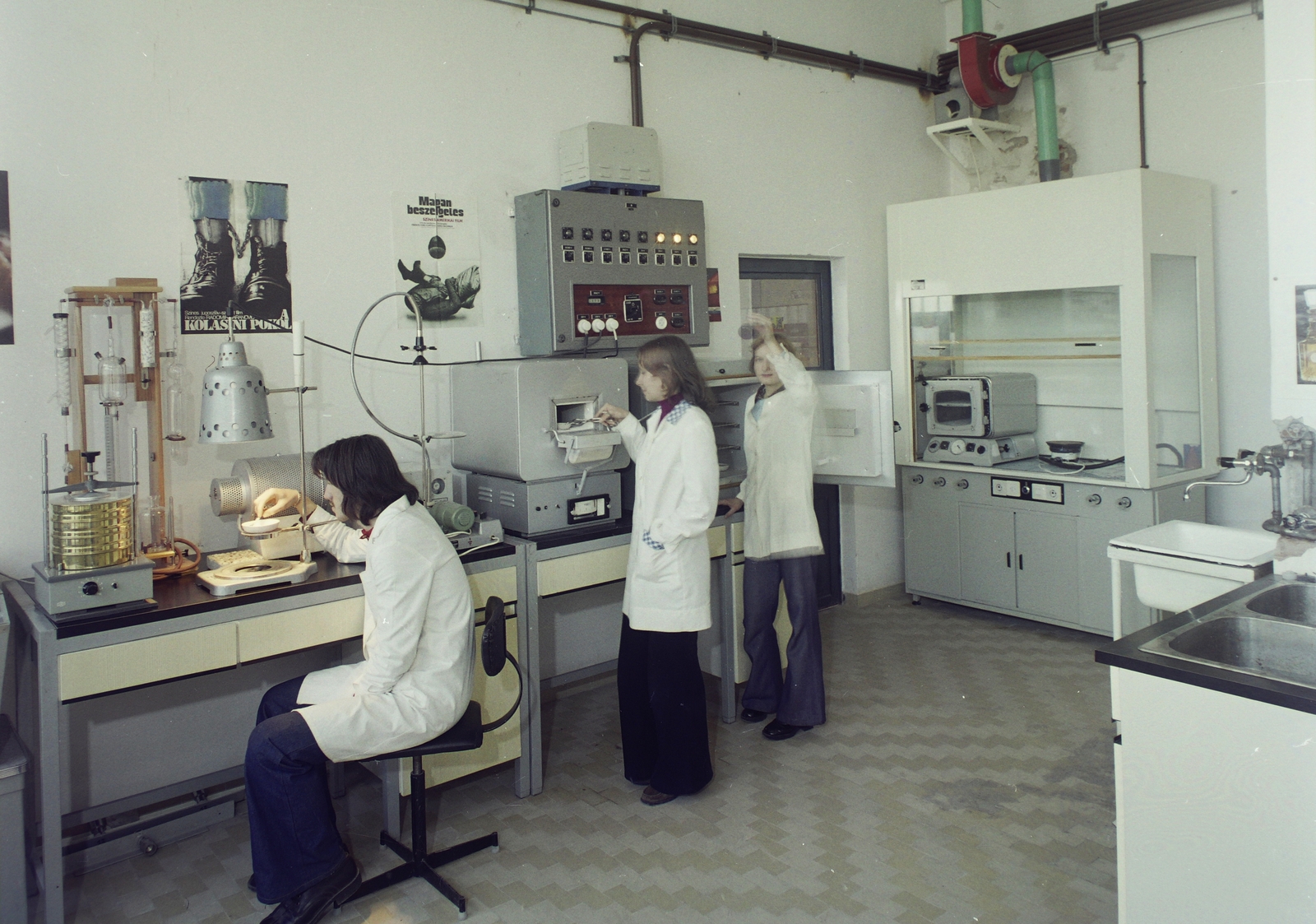 Magyarország, 1975, Kádas Tibor, színes, plakát, laboratórium, szárítószekrény, kemence, élelmiszeripar, Fortepan #9625