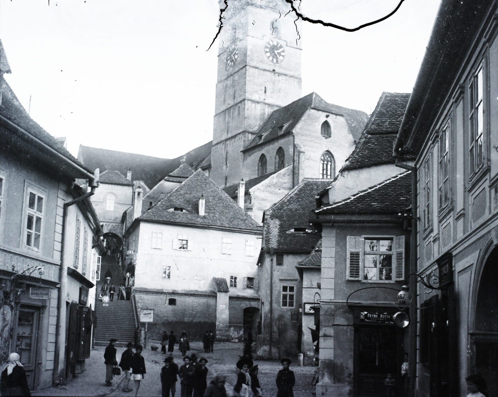 Románia,Erdély, Nagyszeben, az evangélikus székesegyház a Kistoronyi utca (Strada Turnului) felől nézve., 1900, Magyar Földrajzi Múzeum / Erdélyi Mór cége, gótika, toronyóra, cégér, székesegyház, borbély, Fortepan #96267