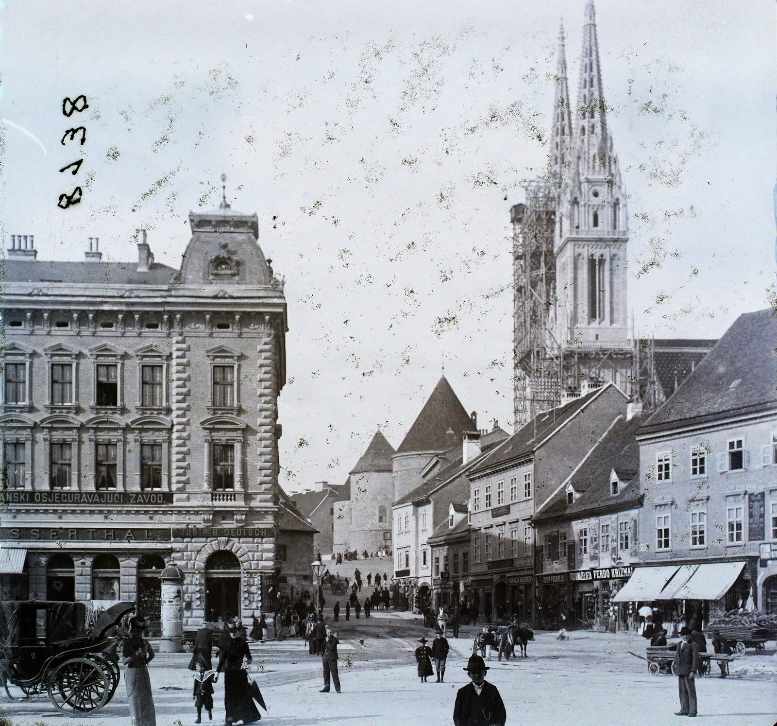 Croatia, Zagreb, Jellasics bán tér (Trg bana Josipa Jelačića), szemben az ulica Tome Bakaća és a Nagyboldogasszony, Szent István és Szent László-székesegyház., 1900, Magyar Földrajzi Múzeum / Erdélyi Mór cége, church, walk, square, pedestrian, street view, ad pillar, umbrella, Catholic Church, Neo-Gothic-style, Cathedral, cab-horse, Hermann Bollé-design, Fortepan #96271