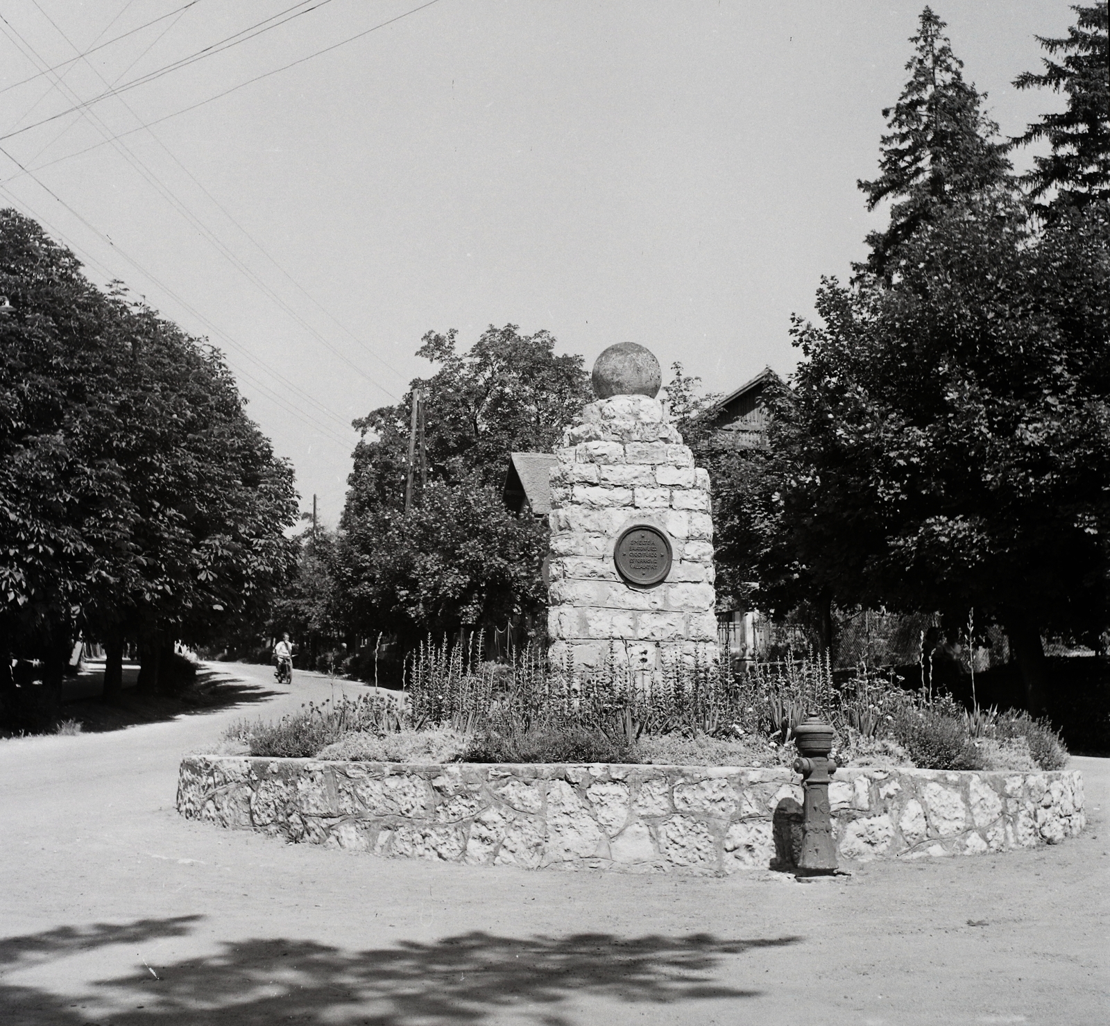 Hungary, Balatonfüred, Jókai Mór utca - Blaha Lujza utca sarok, Jókai-obeliszk., 1955, Kotnyek Antal, photo aspect ratio: square, monument, Fortepan #96281