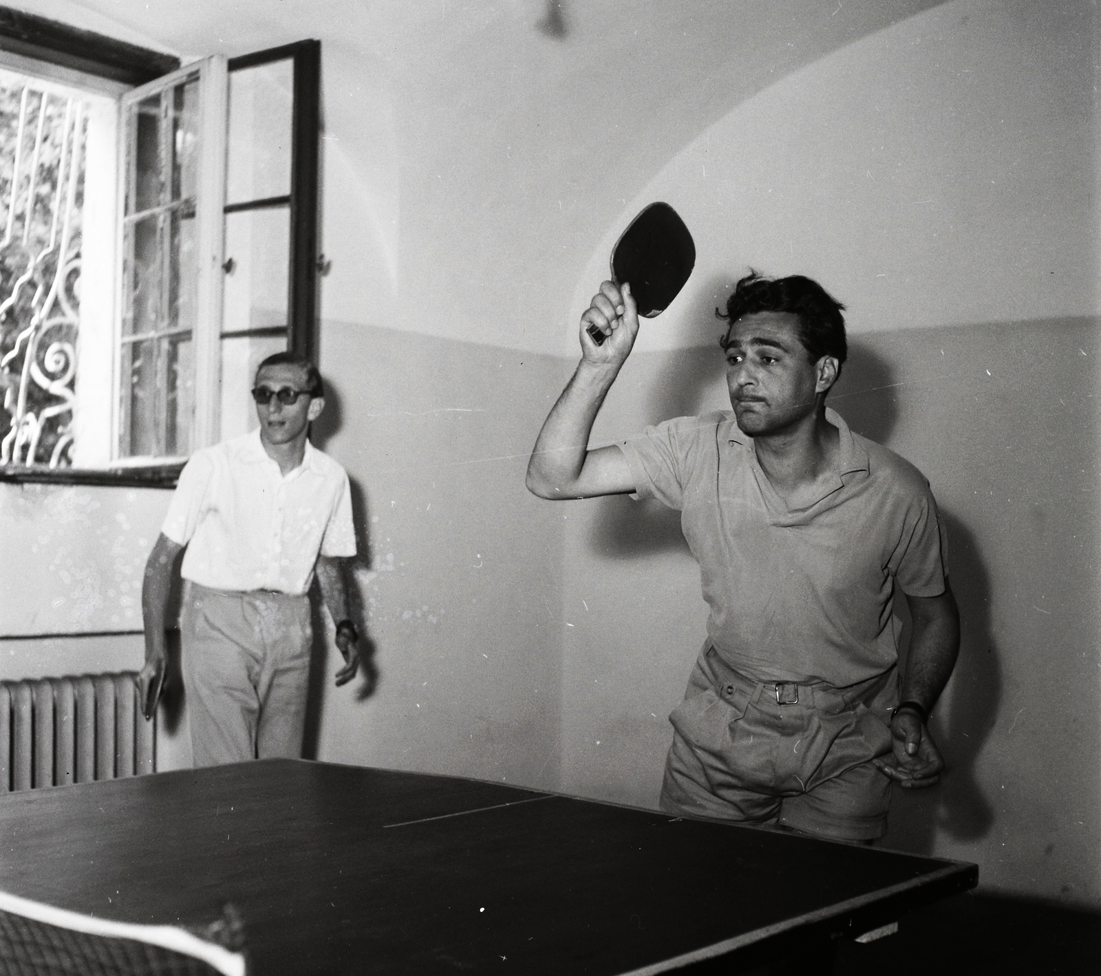 Hungary,Lake Balaton, Szigliget, Esterházy-kastély, Írók Alkotóháza. Ungvári Tamás író és Somlyó György költő., 1955, Kotnyek Antal, table tennis table, celebrity, photo aspect ratio: square, Fortepan #96282