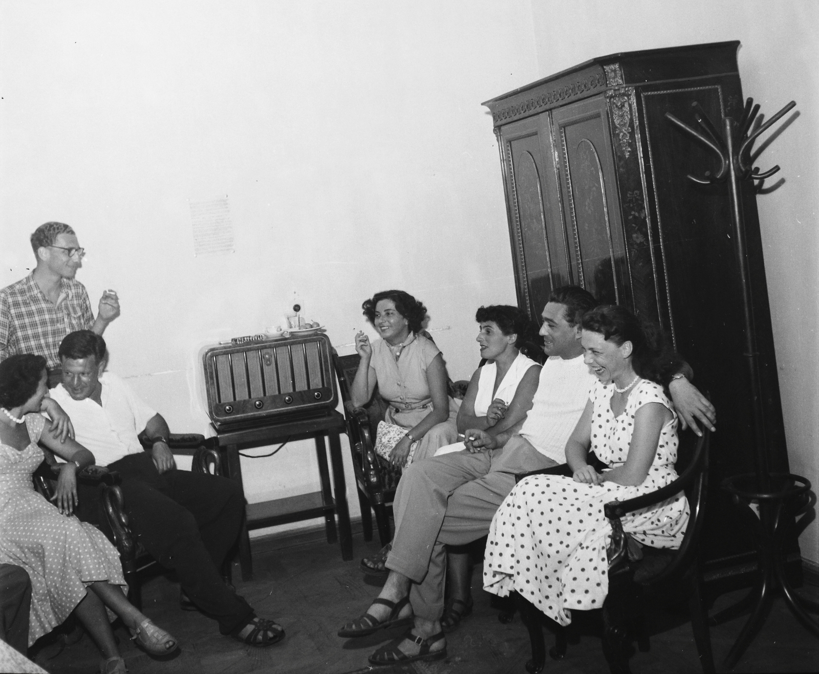 Hungary,Lake Balaton, Szigliget, Esterházy-kastély, Írók Alkotóháza. balra szemben Karinthy Ferenc író, mögötte Ungvári Tamás író. Jobbról a második Somlyó György költő., 1955, Kotnyek Antal, celebrity, talks, fun, smoking, coat-stand, Fortepan #96284