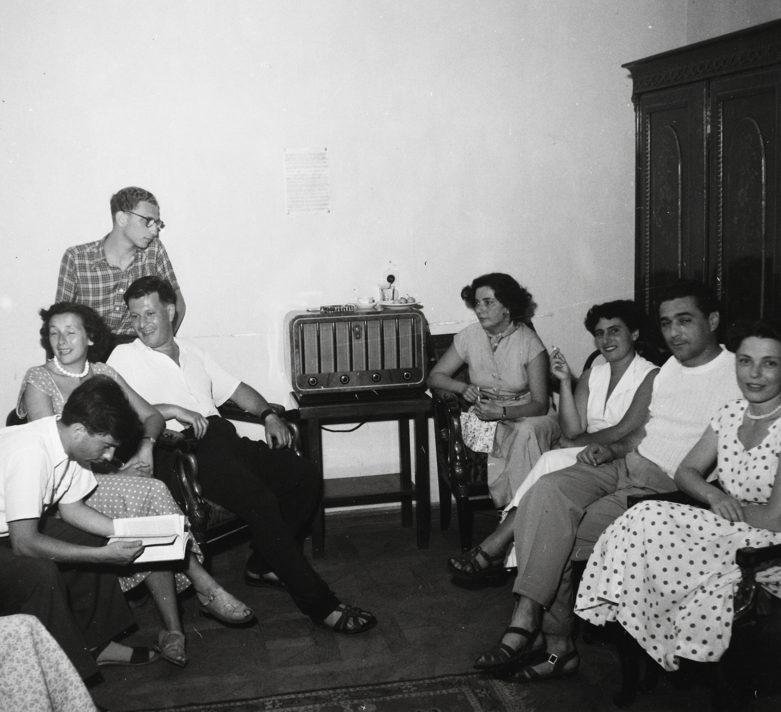 Hungary,Lake Balaton, Szigliget, Esterházy-kastély, Írók Alkotóháza. Balra elöl Bacsó Péter filmrendező, mögötte ül Karinthy Ferenc író, mögöttük áll Ungvári Tamás író. Jobbról a második Somlyó György költő., 1955, Kotnyek Antal, celebrity, photo aspect ratio: square, Fortepan #96285